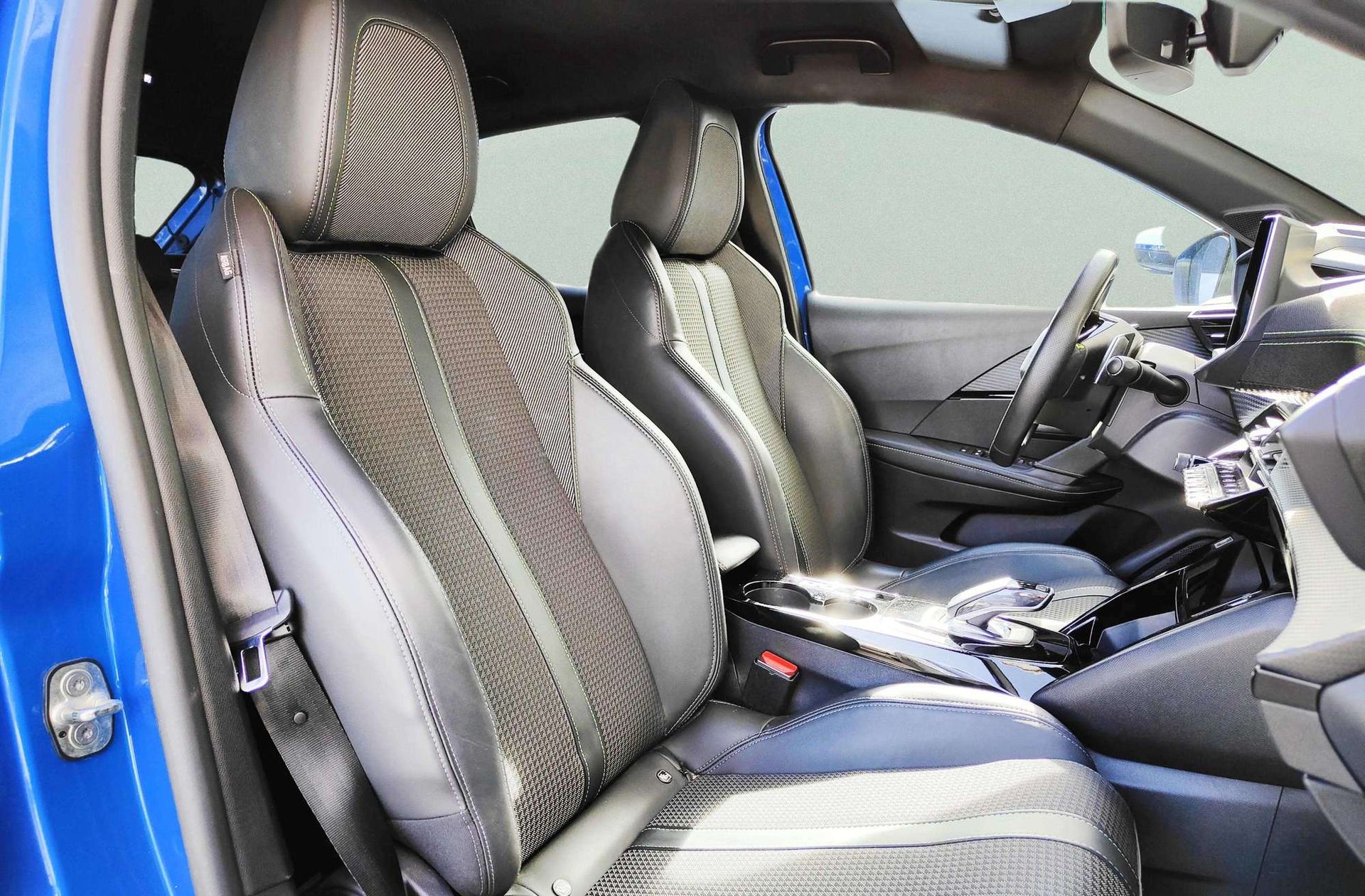 Peugeot 208 PureTech 130 GT Line EAT8 - foto 22