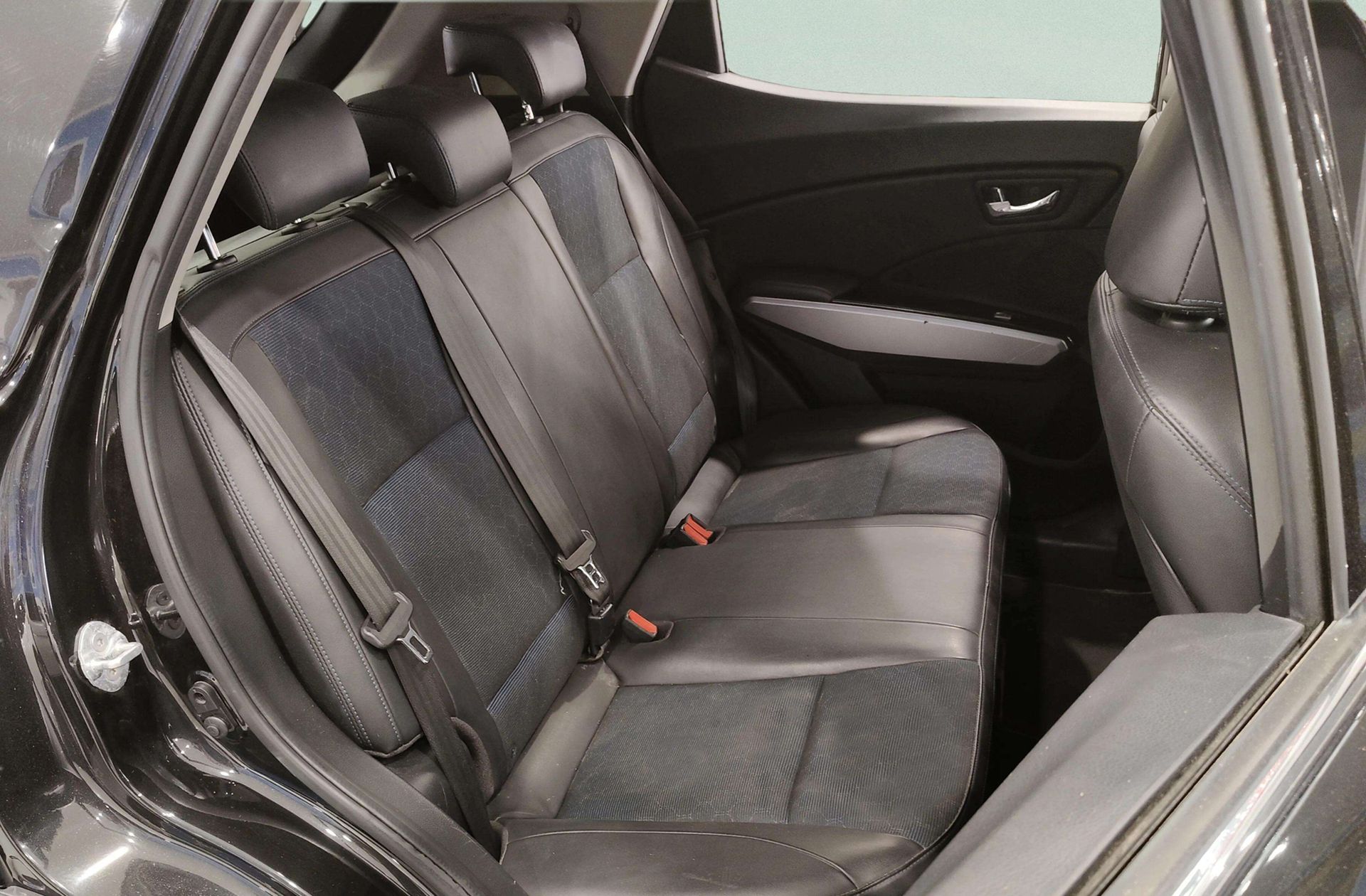 SsangYong Tivoli 1.6 D16T Limited 4x2 - foto 14