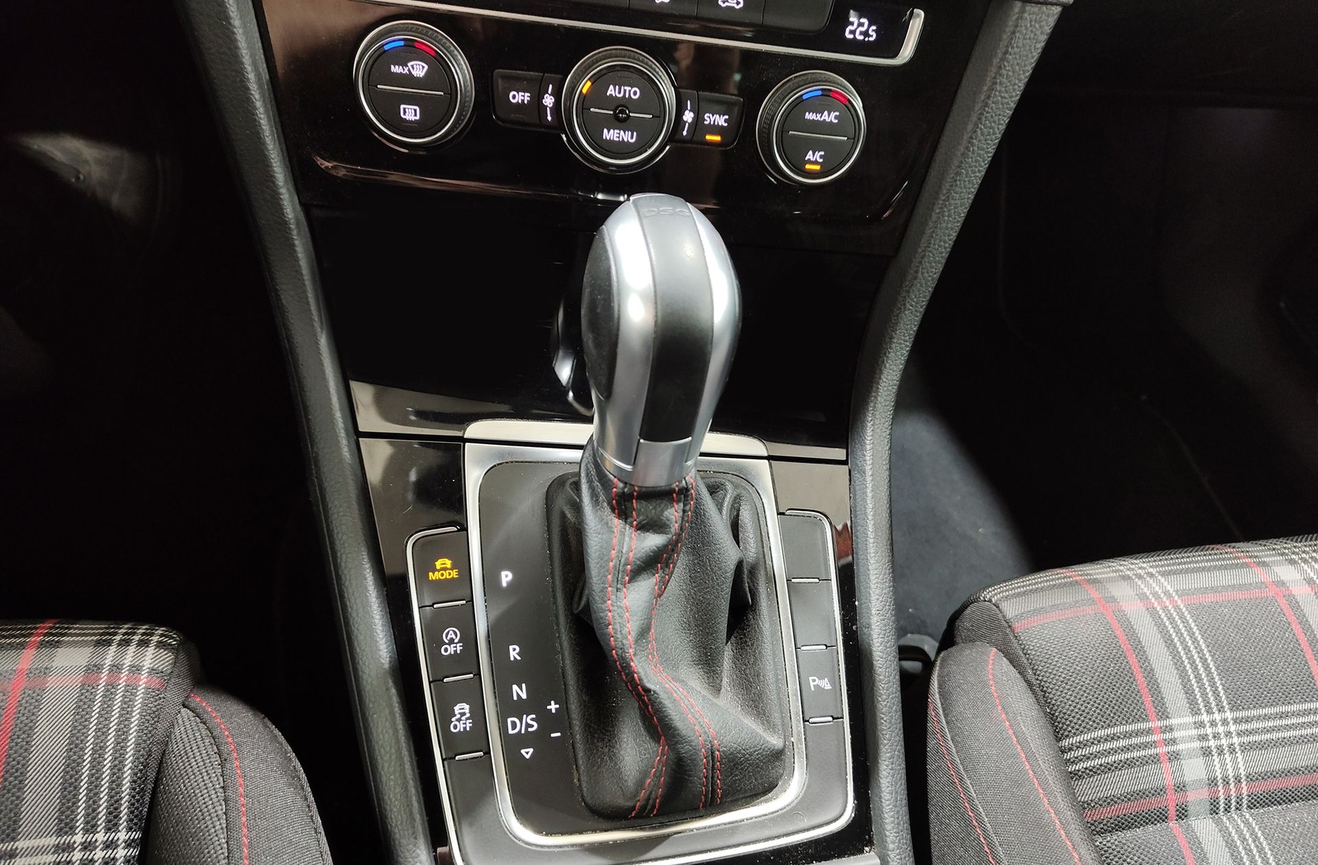 Volkswagen Golf GTI 2.0 TSI DSG - foto 5
