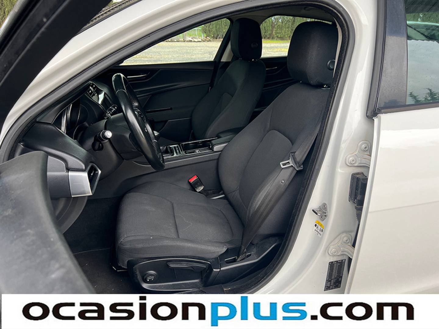 Foto Jaguar XE Jaguar XE 2.0 Diesel XE-Pure RWD (180 CV)