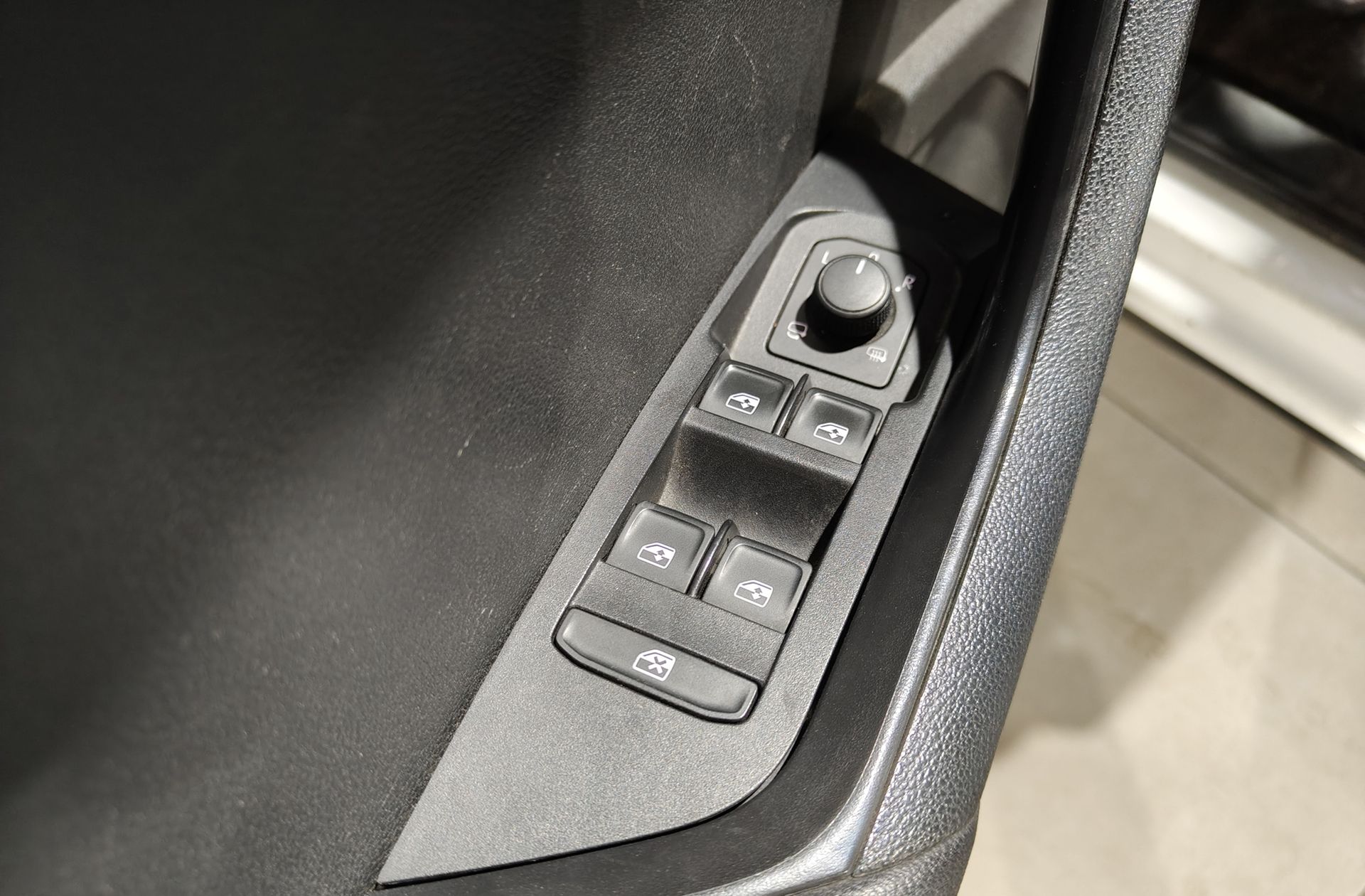 Škoda Karoq 2.0 TDI Ambition 4x4 DSG - foto 30
