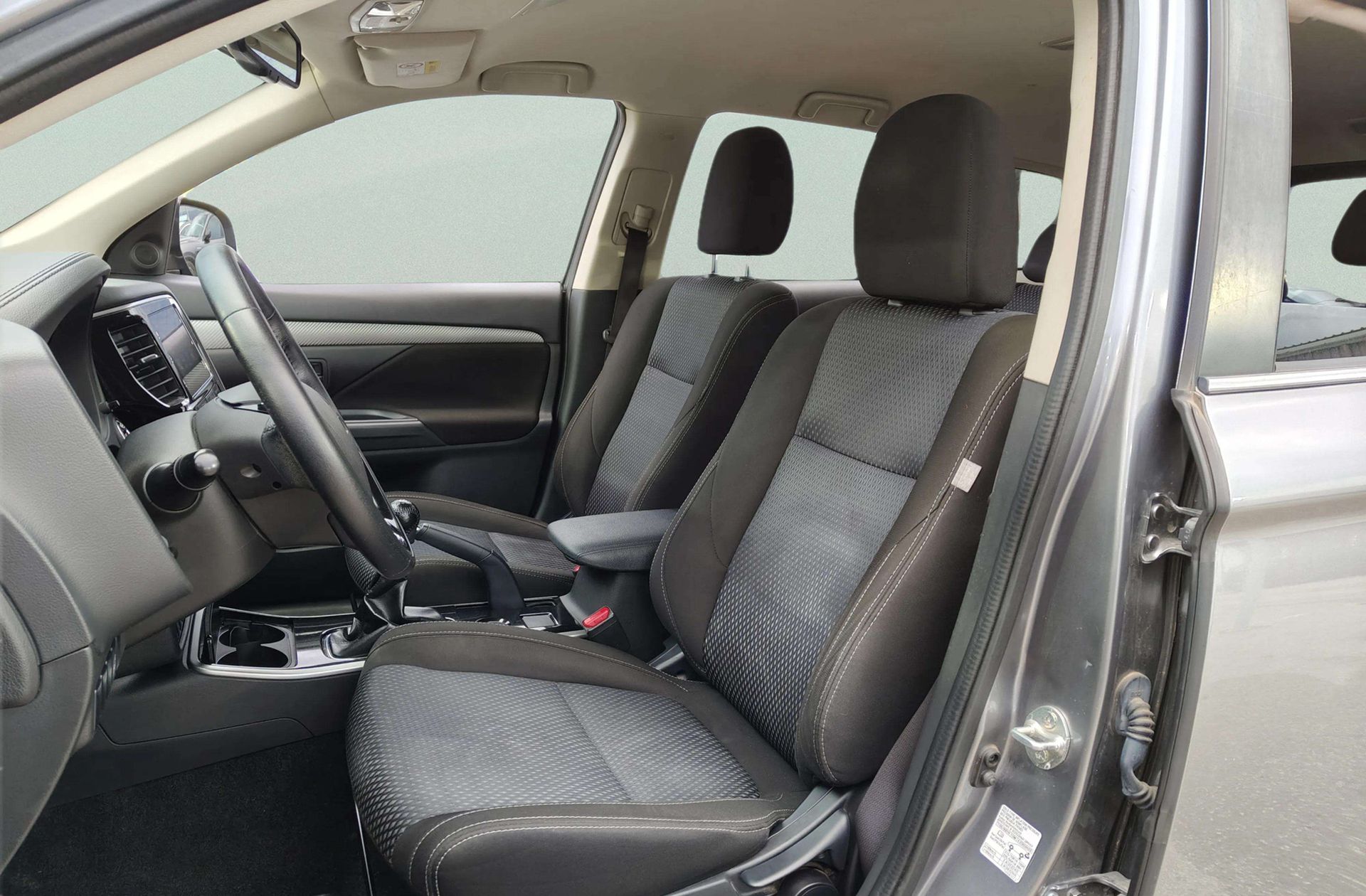 Mitsubishi Outlander 220 DI-D Motion 2WD - foto 9