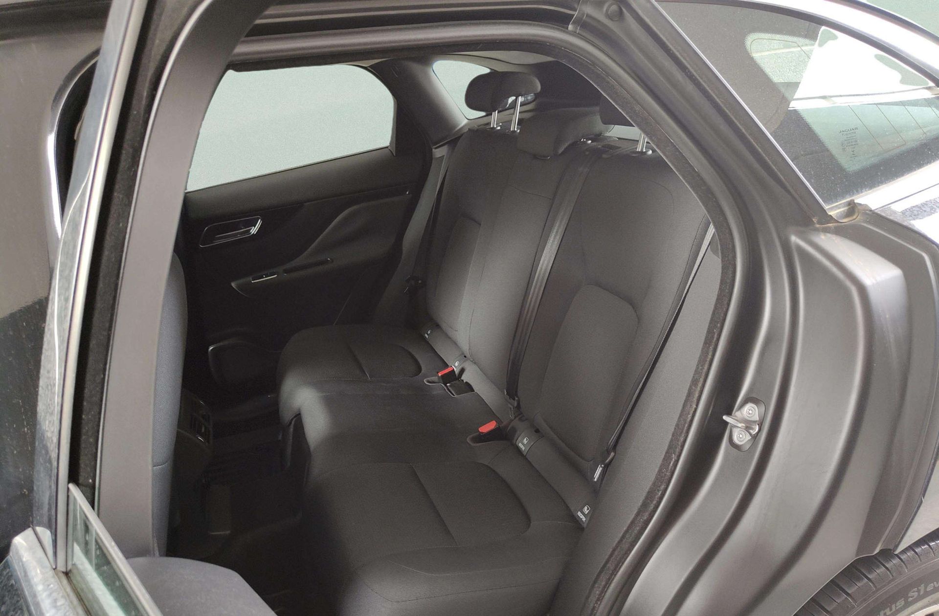 Jaguar F-Pace 2.0L i4D Pure AWD - foto 13