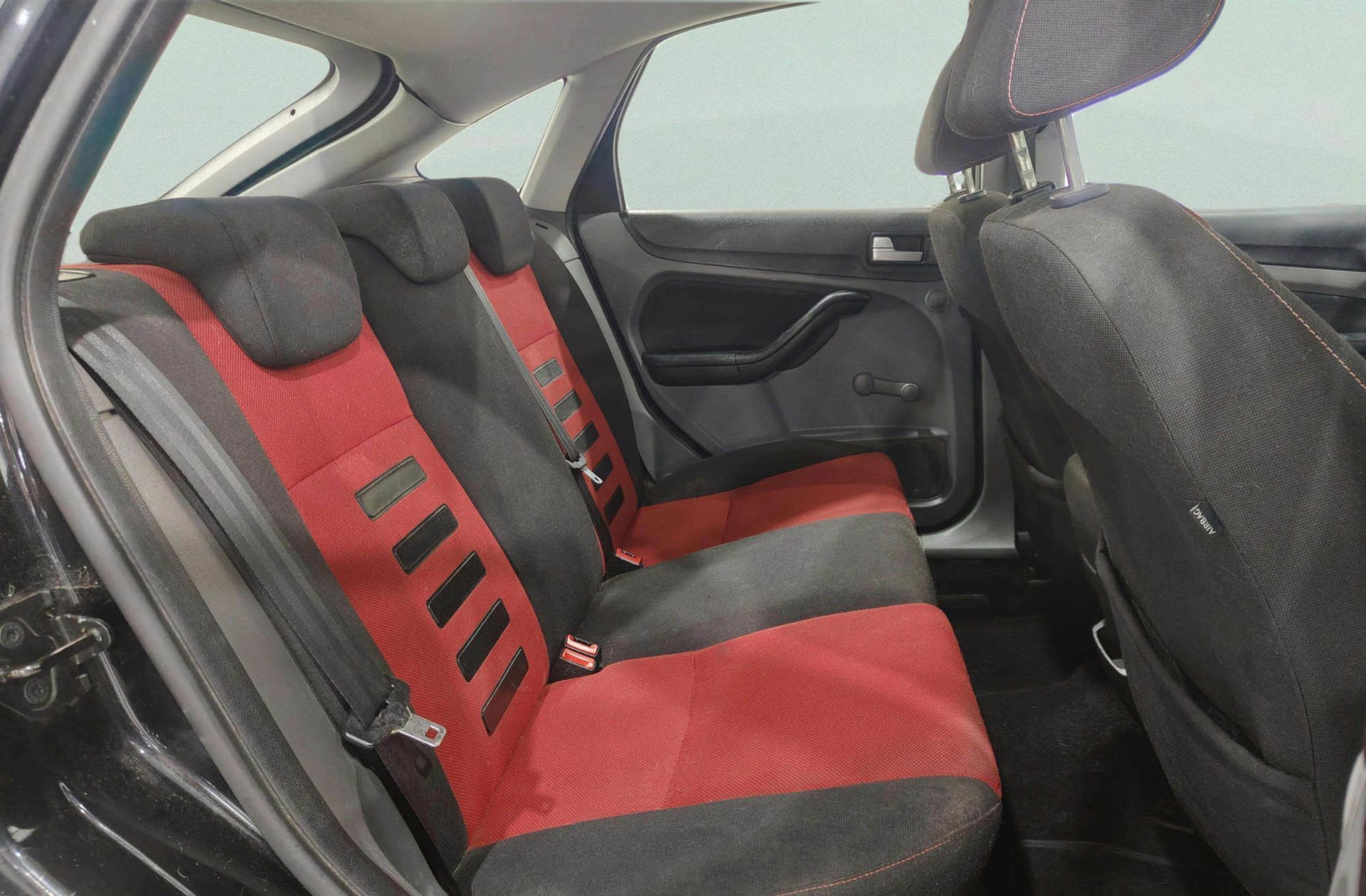 Ford Focus 1.6 Trend - foto 13