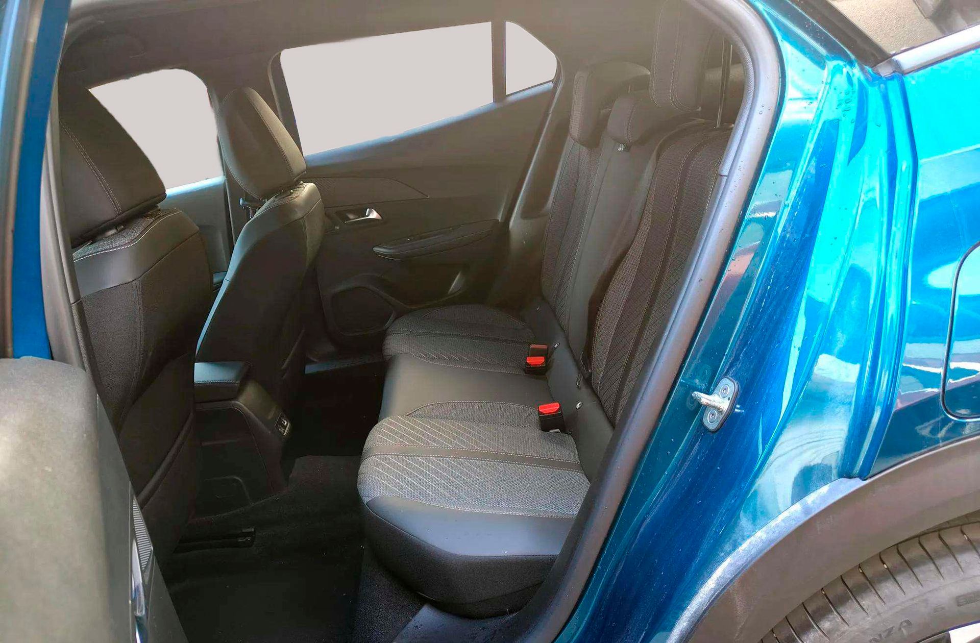 Peugeot 2008 Allure Hybrid eDCS6 - foto 10