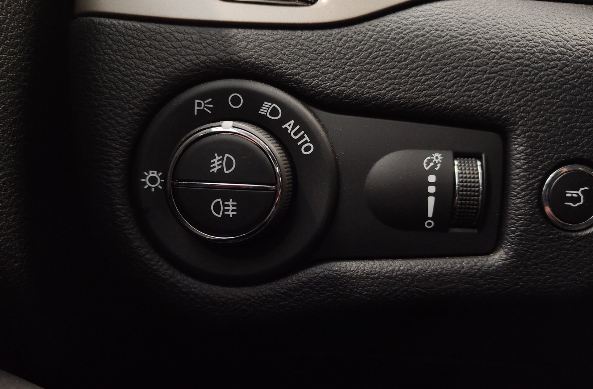 Jeep Cherokee 2.2D Night Eagle 4x4 ADI Aut. - foto 24