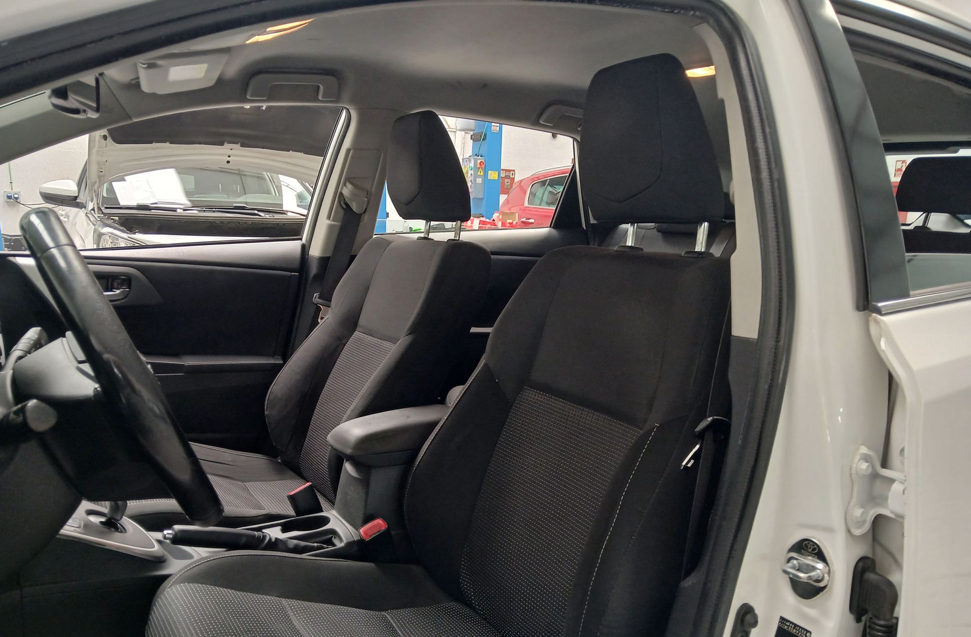 Toyota Auris 1.8 Hybrid Active - foto 9