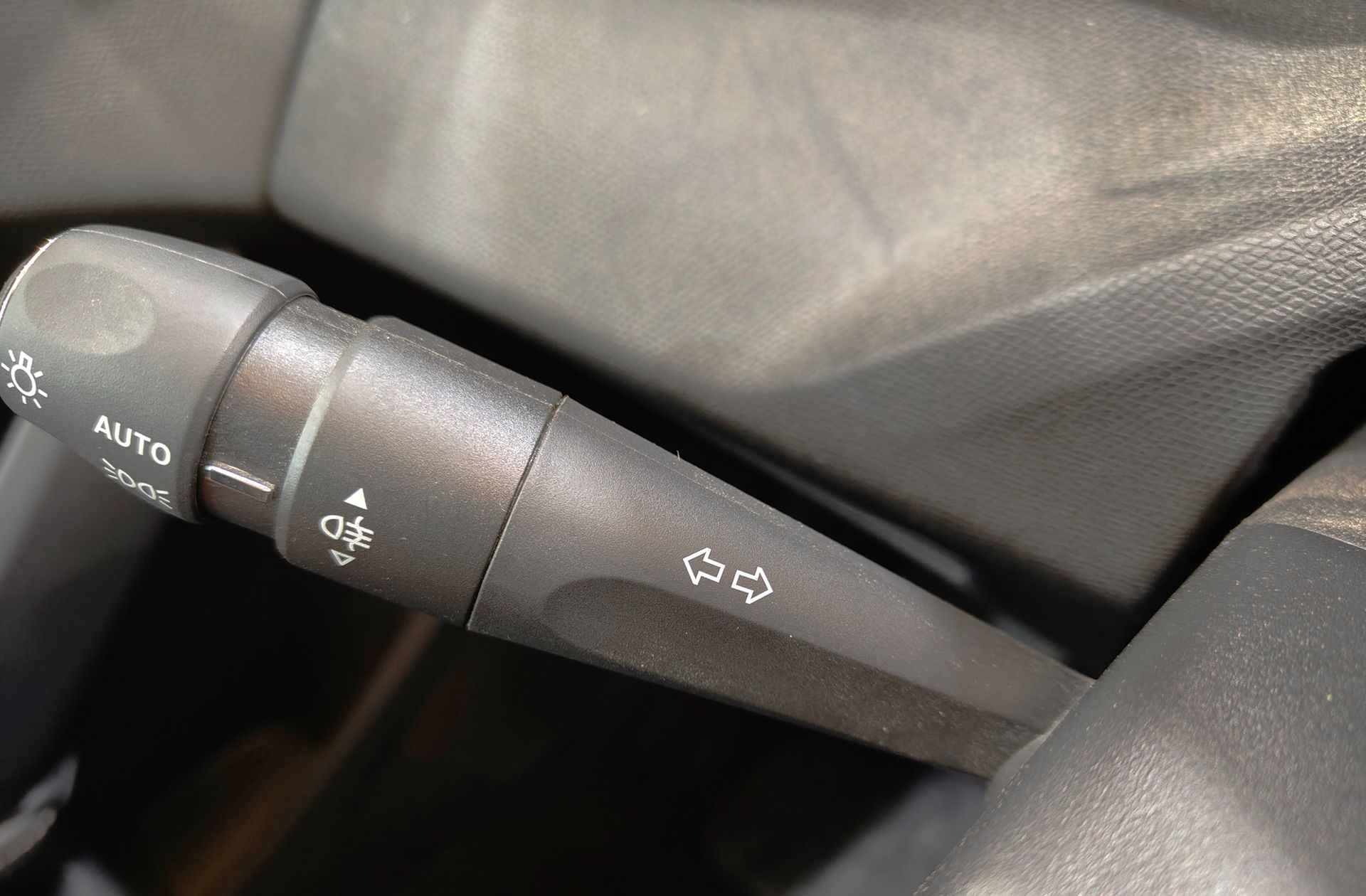 Peugeot 408 Allure Hybrid 145 eDCS6 - foto 23