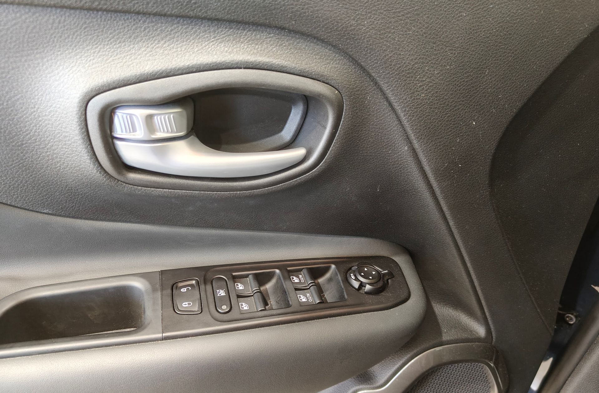 Jeep Renegade eHybrid 1.5 Limited ATX - foto 31