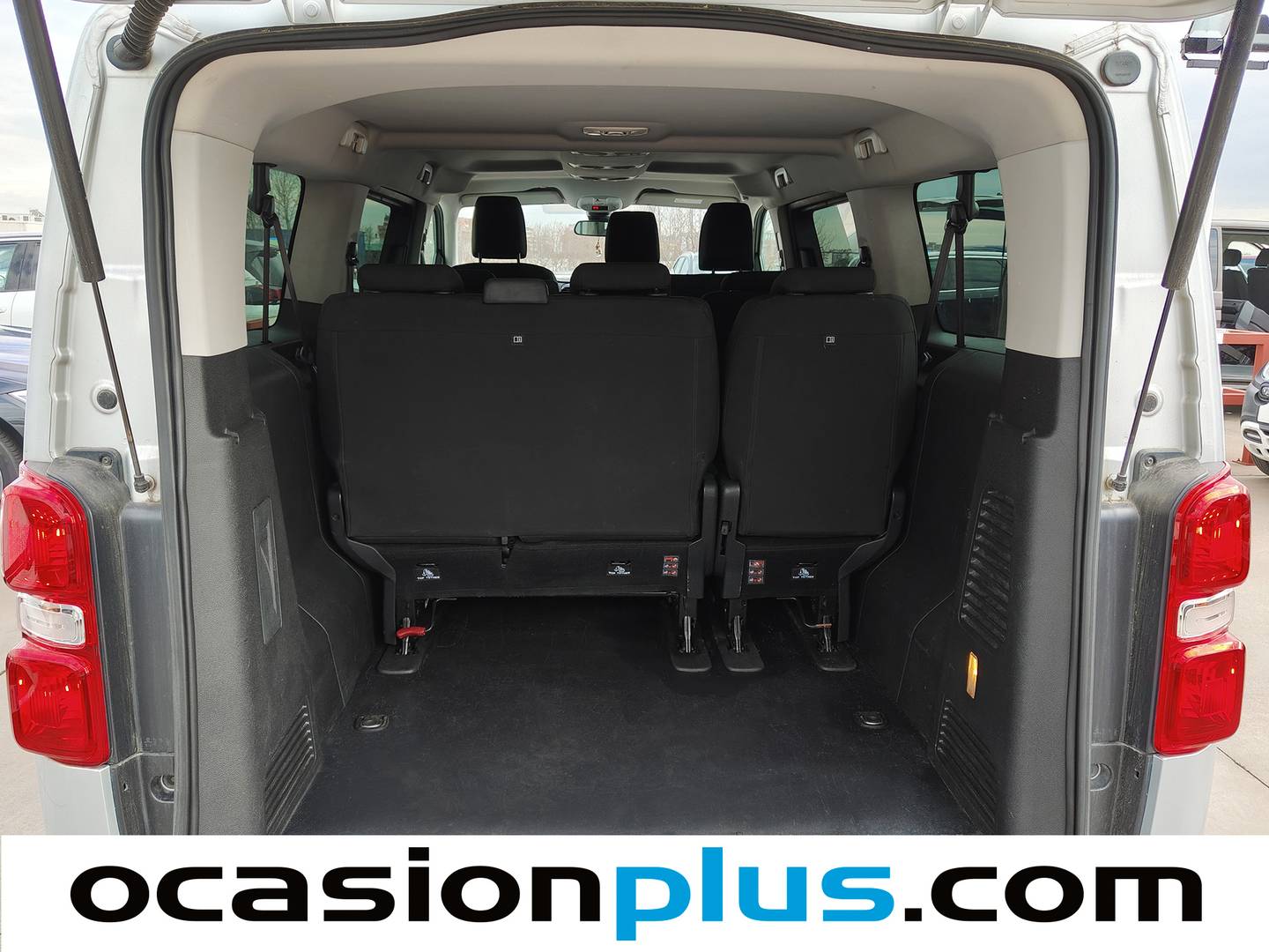 Foto Peugeot Traveller Peugeot Traveller 2.0 BlueHDi Business Long (150 CV) 9 Plazas siete plazas