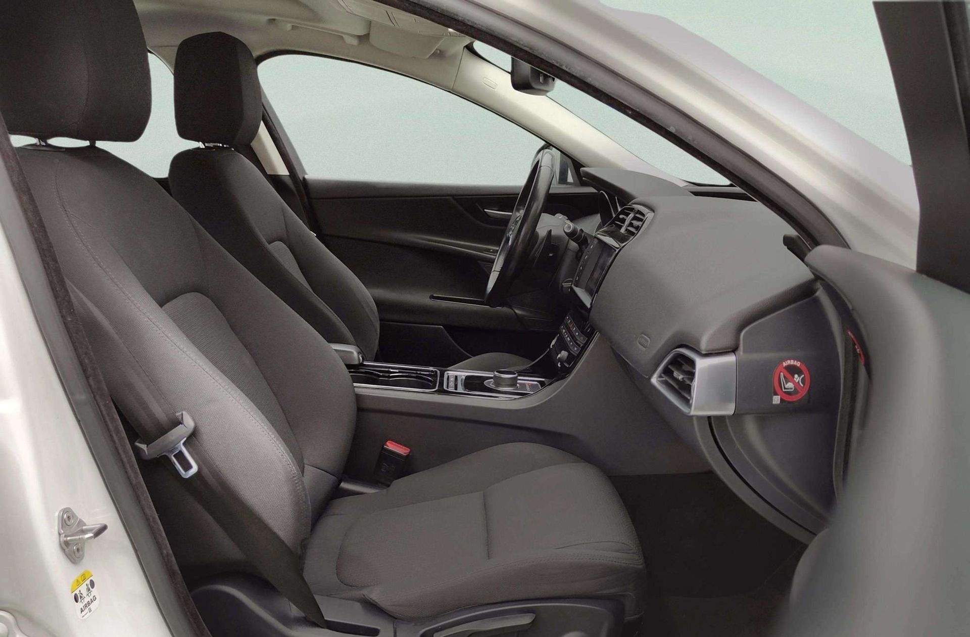 Jaguar XE 2.0 Diesel XE-Pure RWD - foto 19