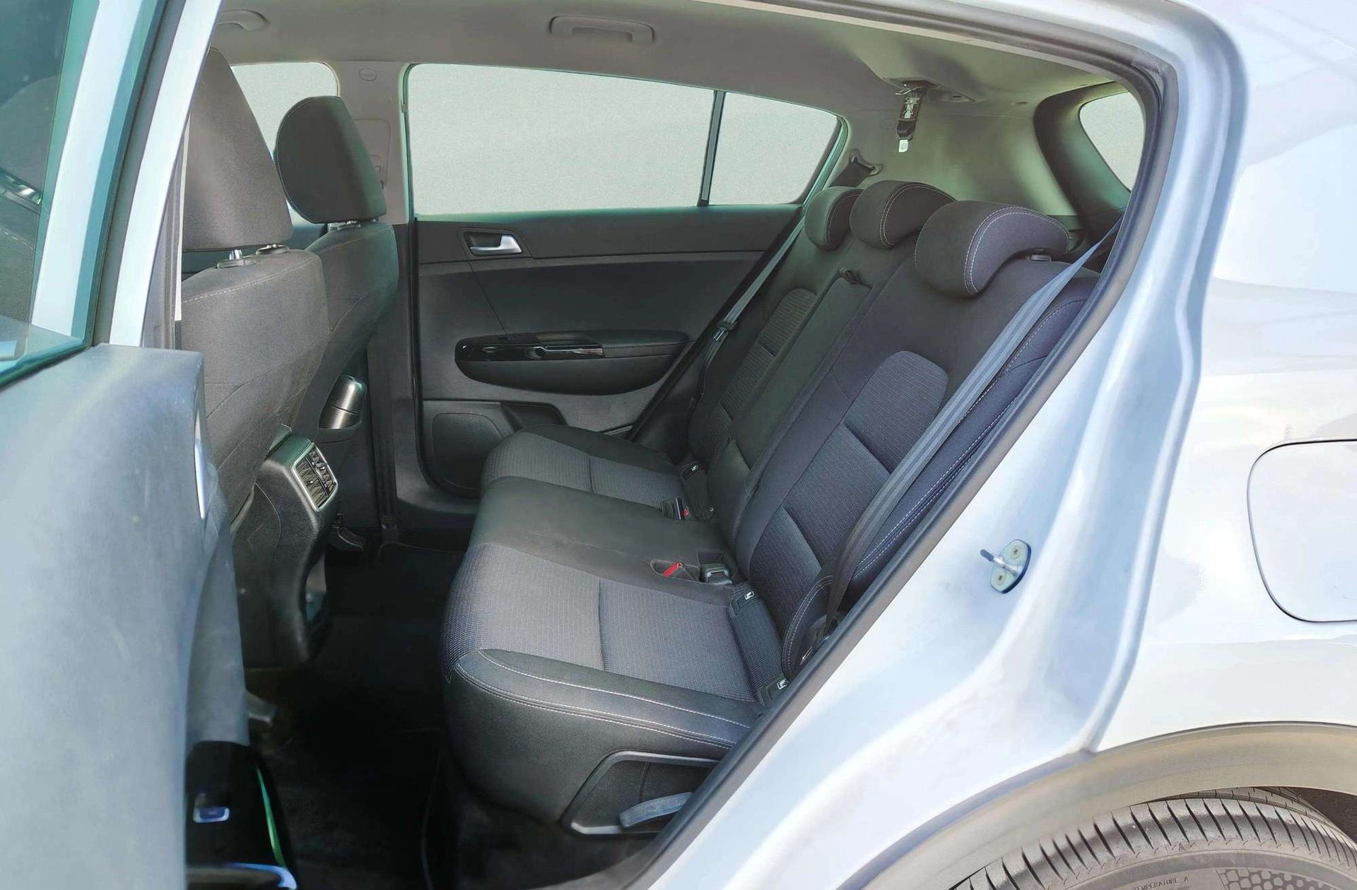 Kia Sportage 1.6 MHEV Black Edition - foto 13