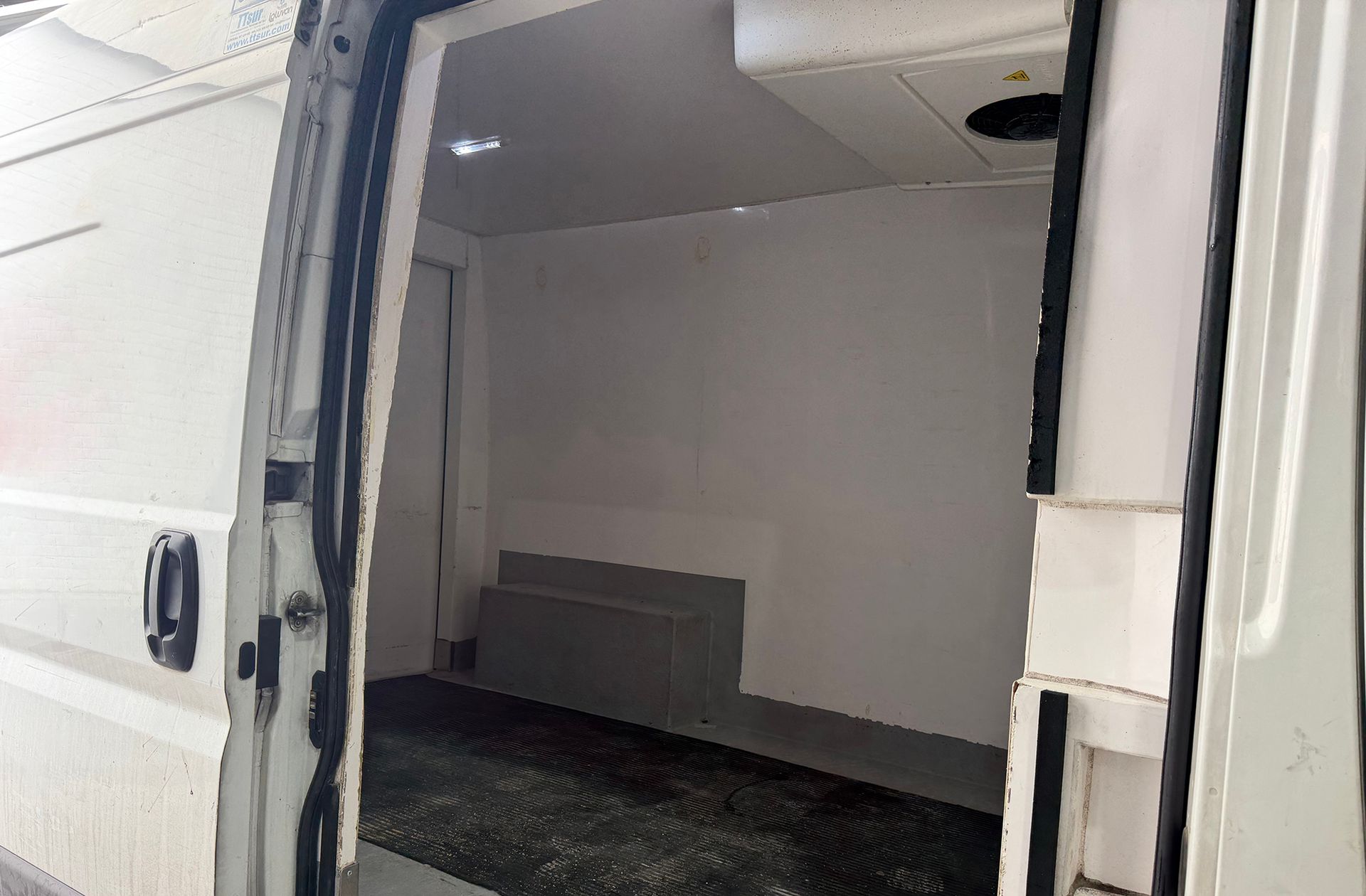 Peugeot Boxer Furgon BlueHDi 130 Pack 335 L3H2 isotermo - foto 13