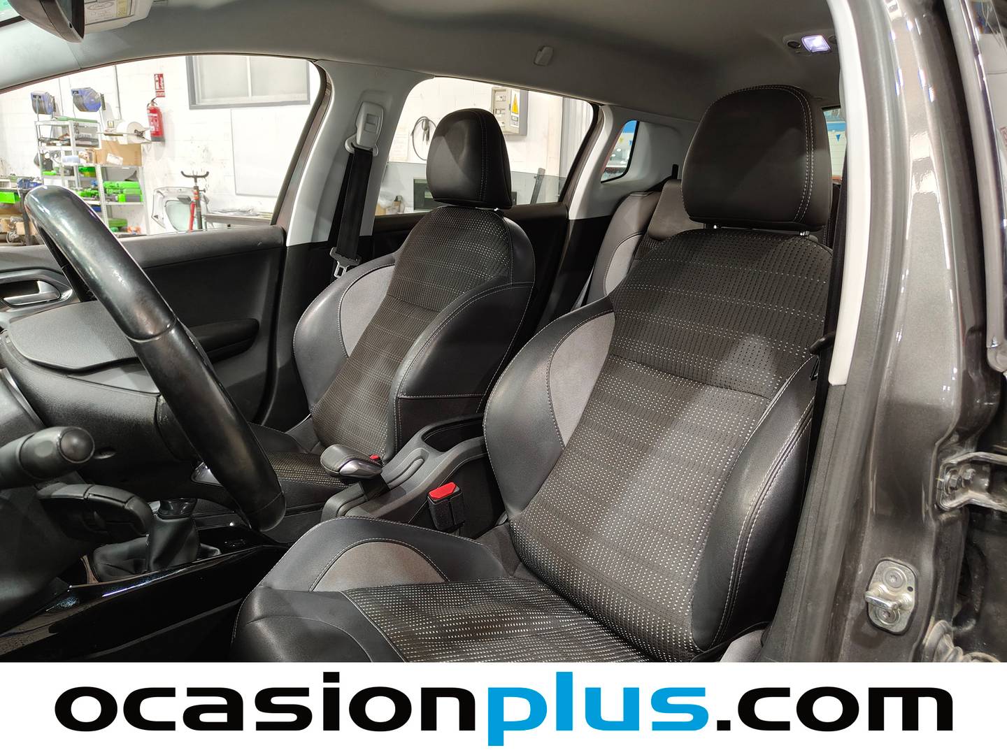 Foto asientos delanteros Peugeot 2008 Peugeot 2008 BlueHDi 100 Allure (100 CV)
