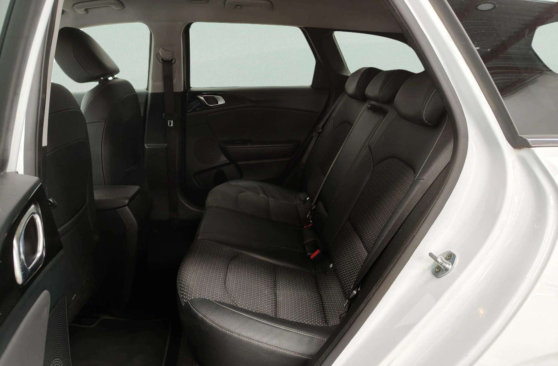 Kia Ceed 1.6 CRDi Tech - foto 14