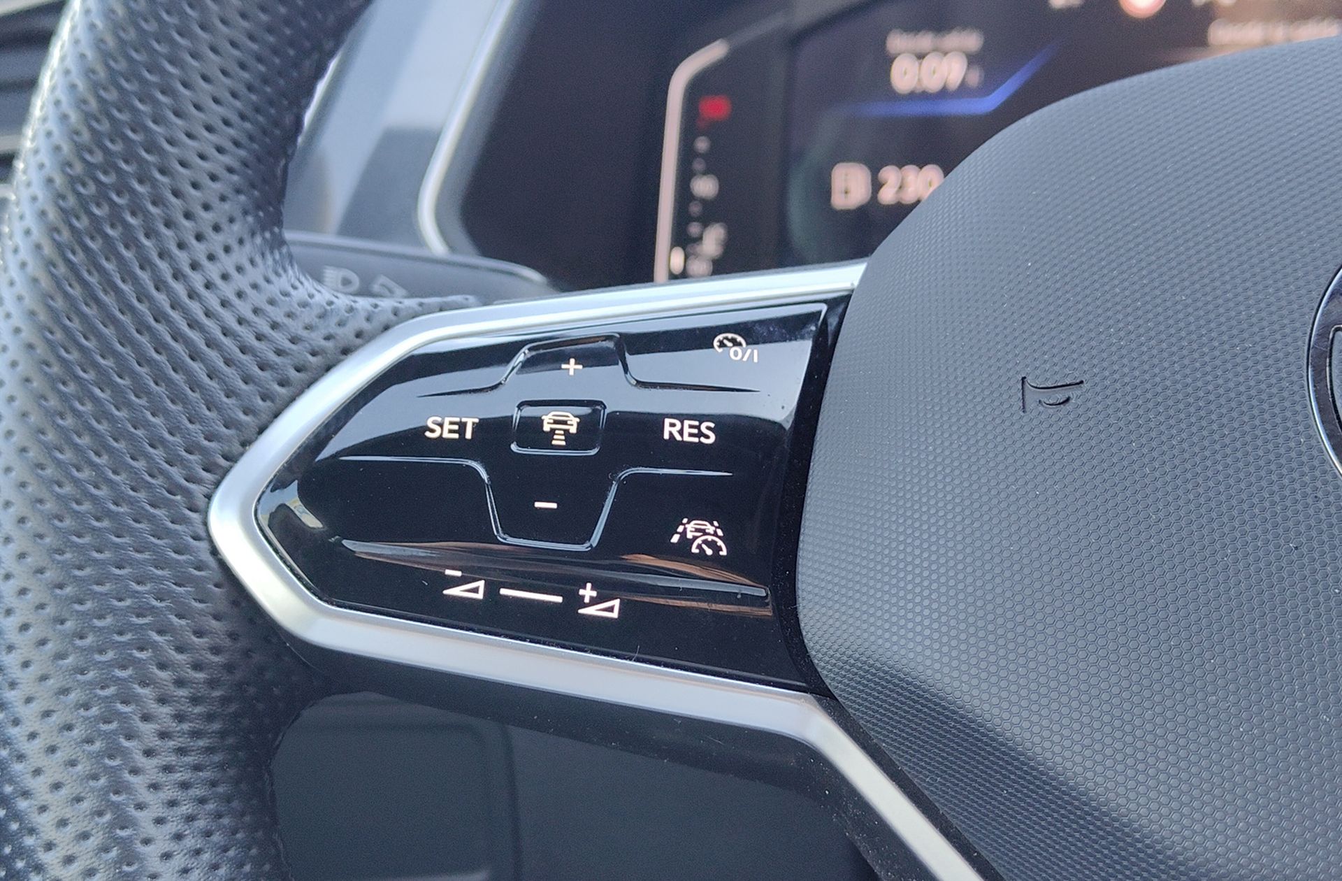 Volkswagen Tiguan R-Line 2.0 TDI DSG - foto 34