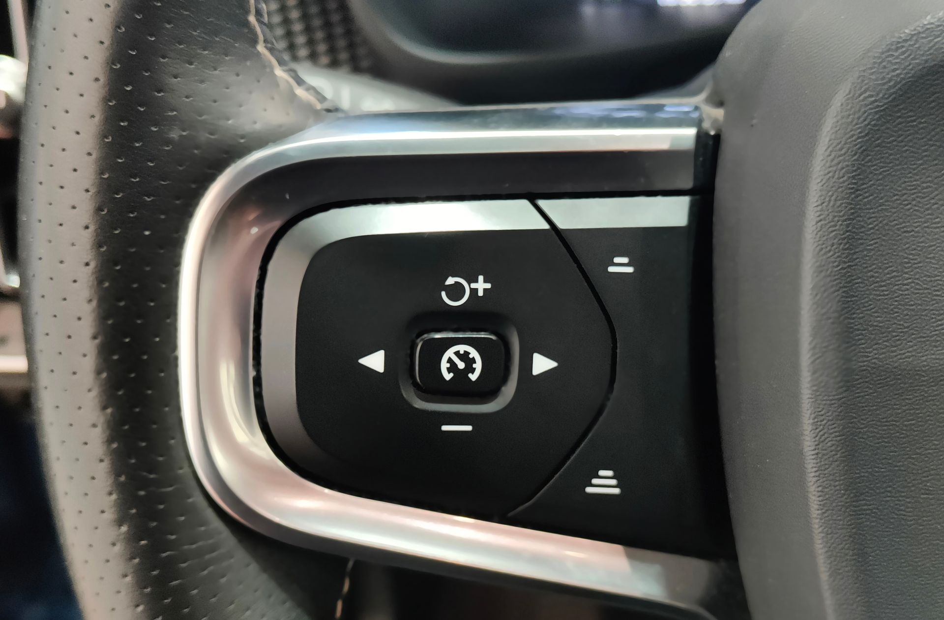 Volvo XC40 T4 R-Design - foto 28