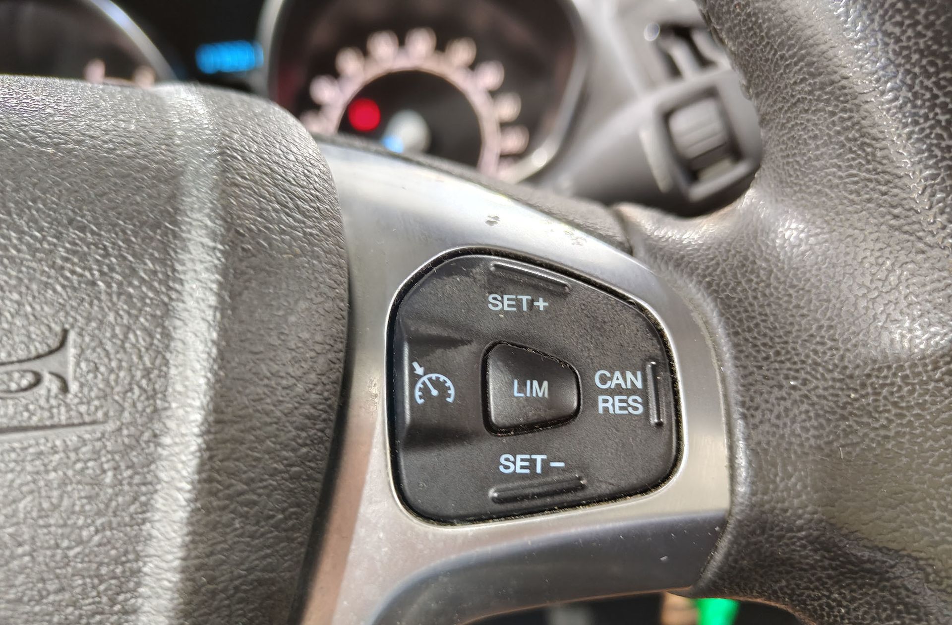 Ford Tourneo Courier 1.0 EcoBoost Titanium - foto 22