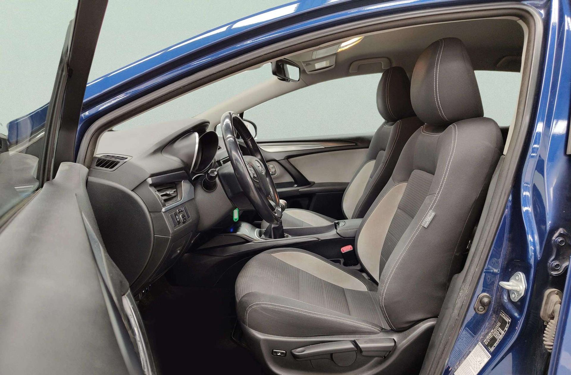 Toyota Avensis Advance Touring Sports 2.0 150D - foto 9
