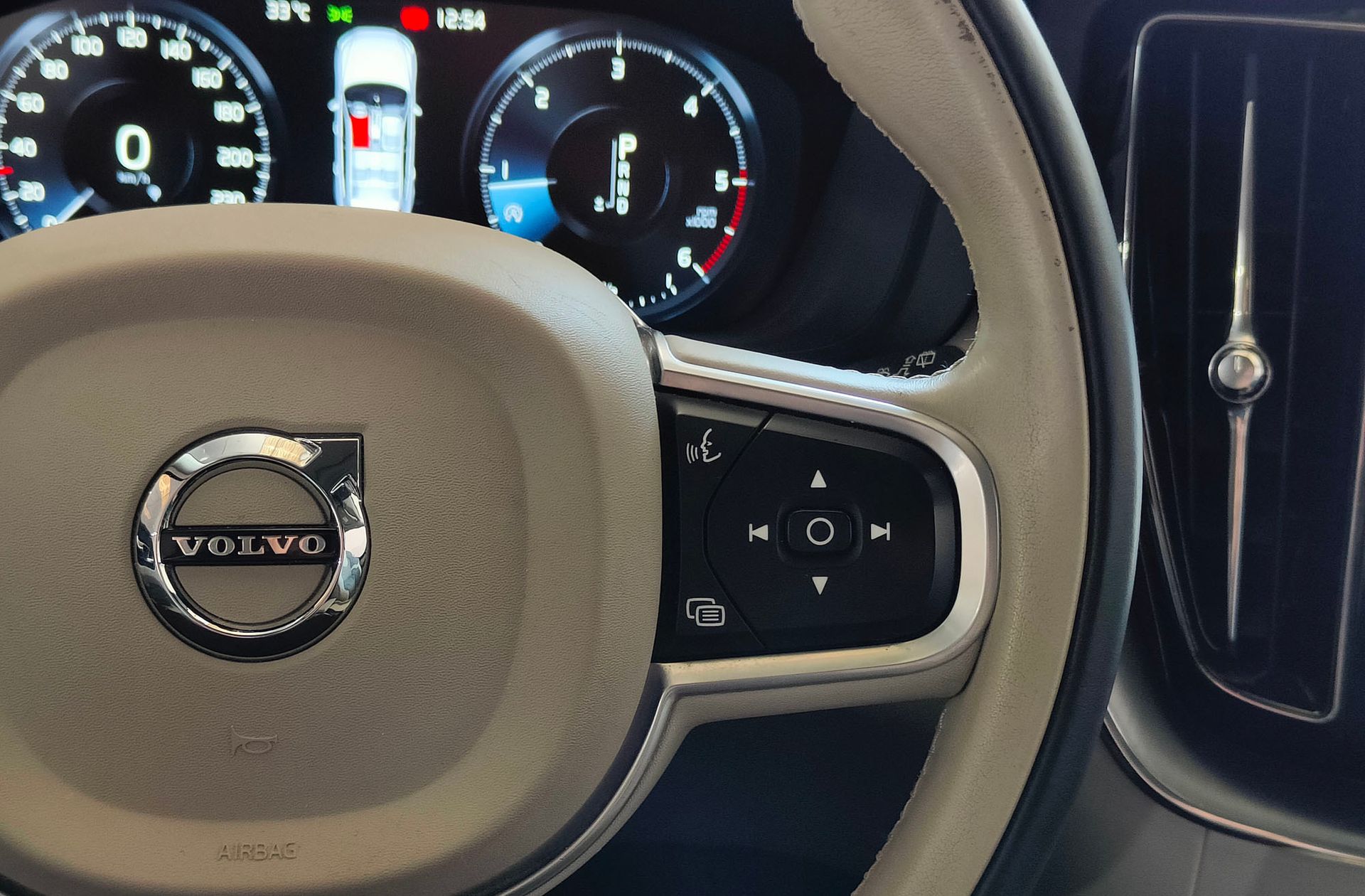 Volvo XC60 D4 Momentum AWD - foto 31