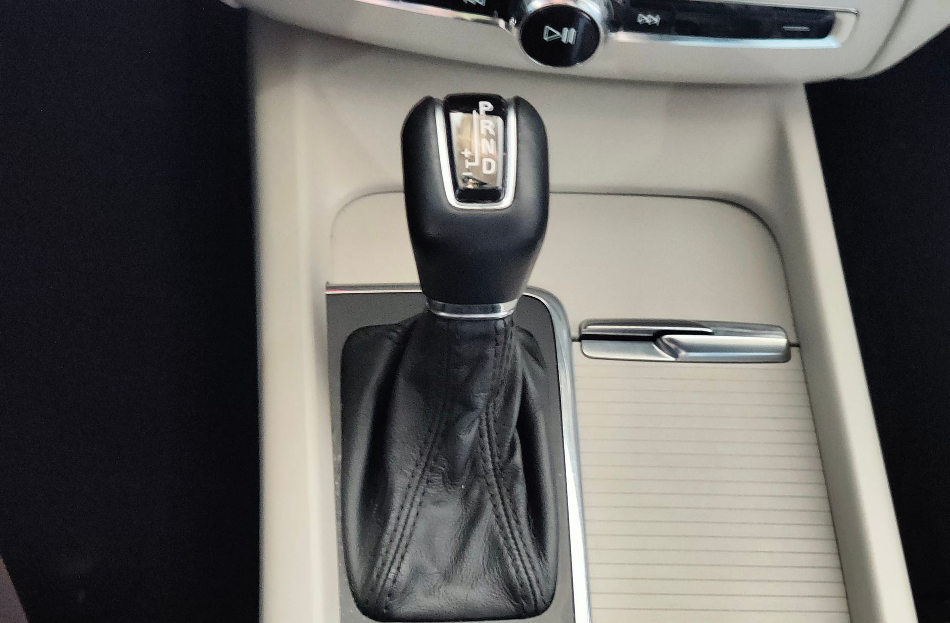 Volvo XC60 D4 Momentum AWD - foto 5