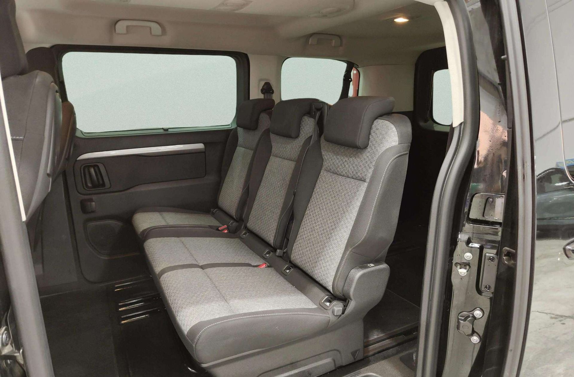 Peugeot Traveller BlueHDi 180 Business VIP Standard EAT8 - foto 14