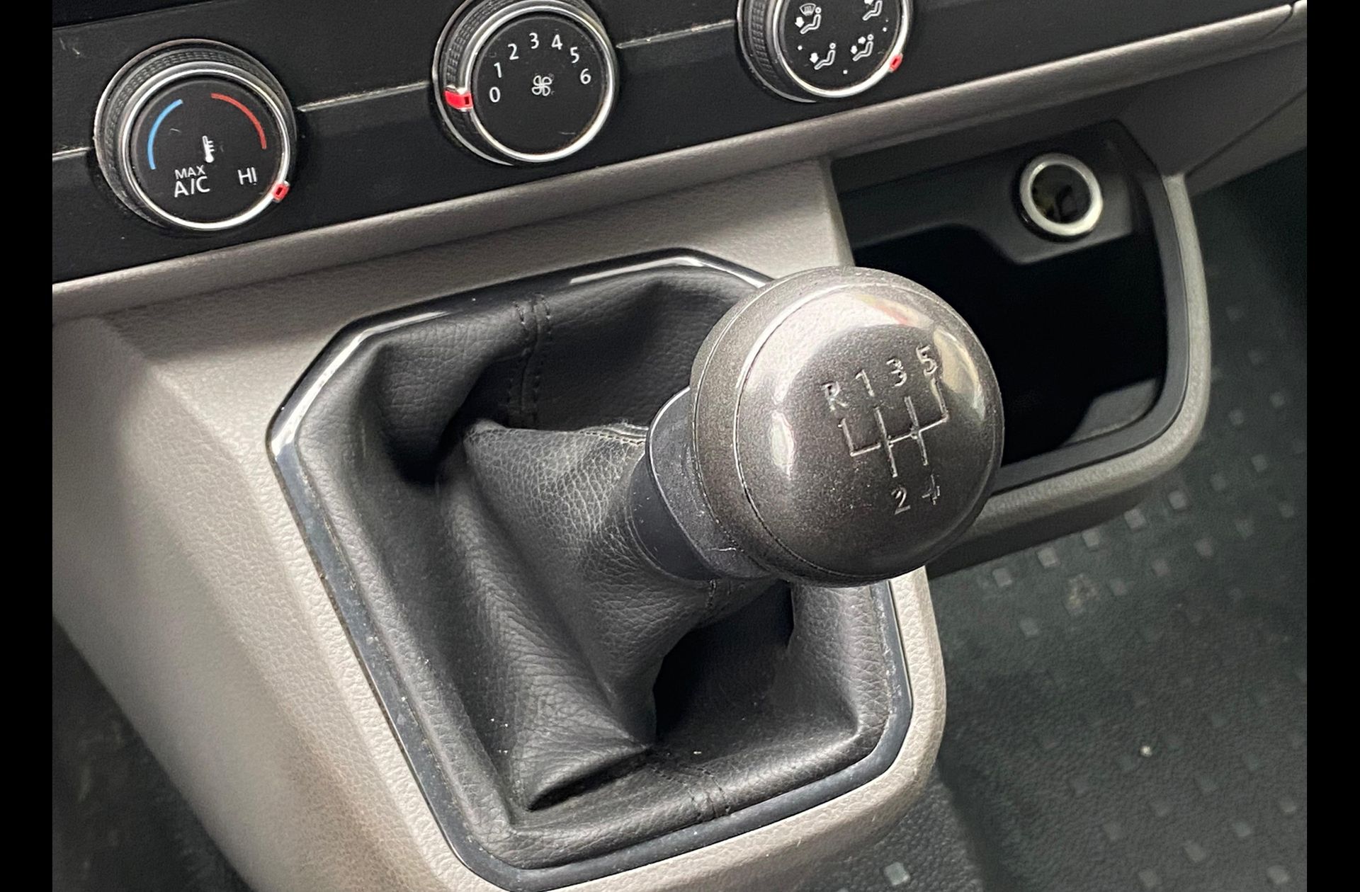Volkswagen Transporter Furgon Batalla Larga TN 2.0 TDI - foto 5