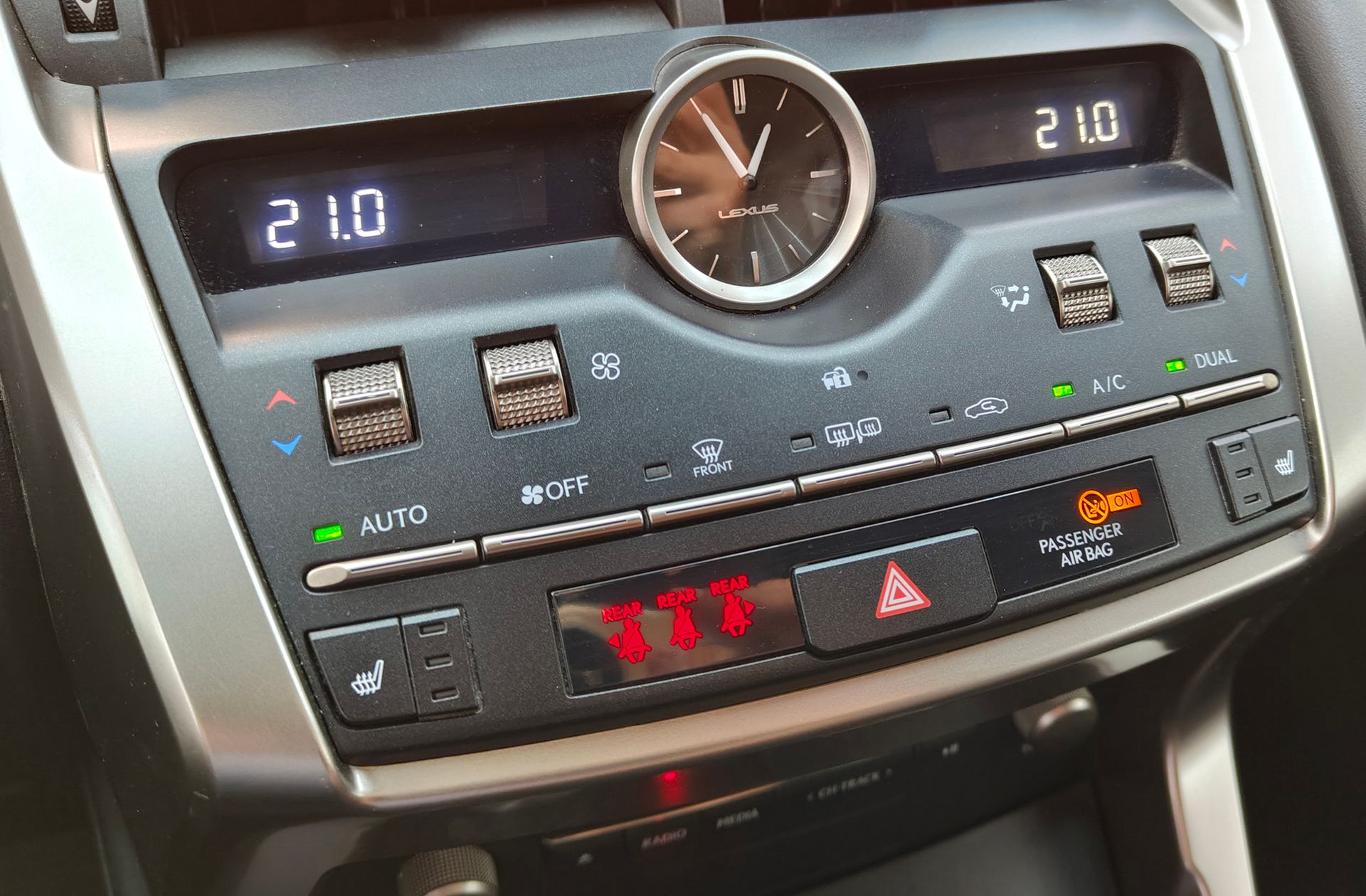 Lexus NX 300h Executive 4WD - foto 35