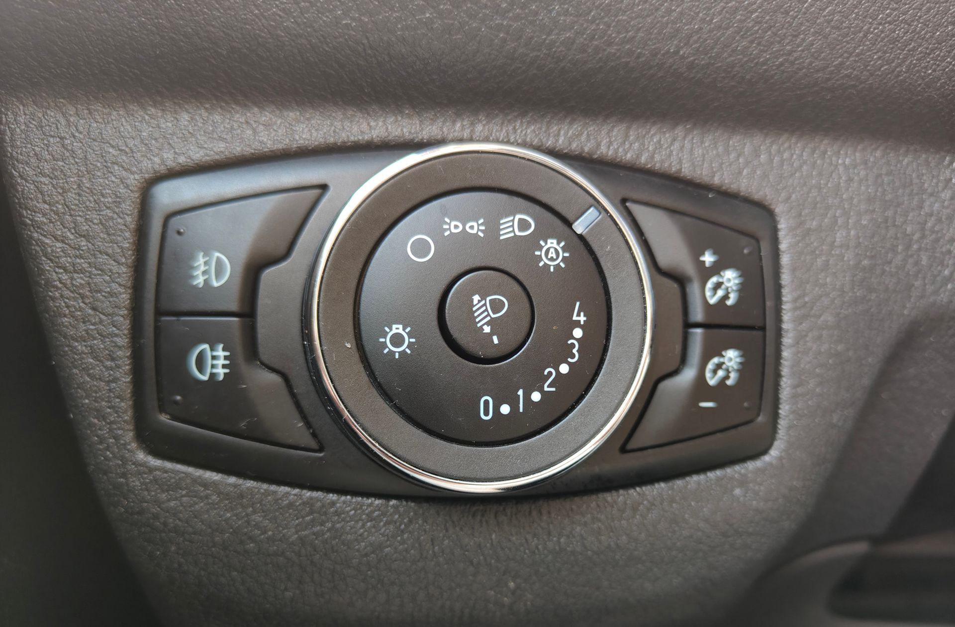 Ford Tourneo Courier 1.0 EcoBoost Titanium - foto 25