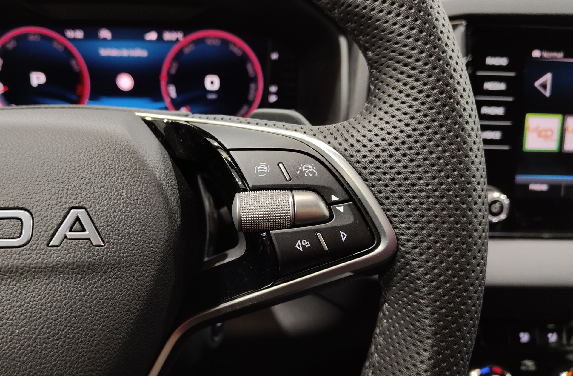 Škoda Karoq 1.5 TSI ACT Sportline DSG - foto 28