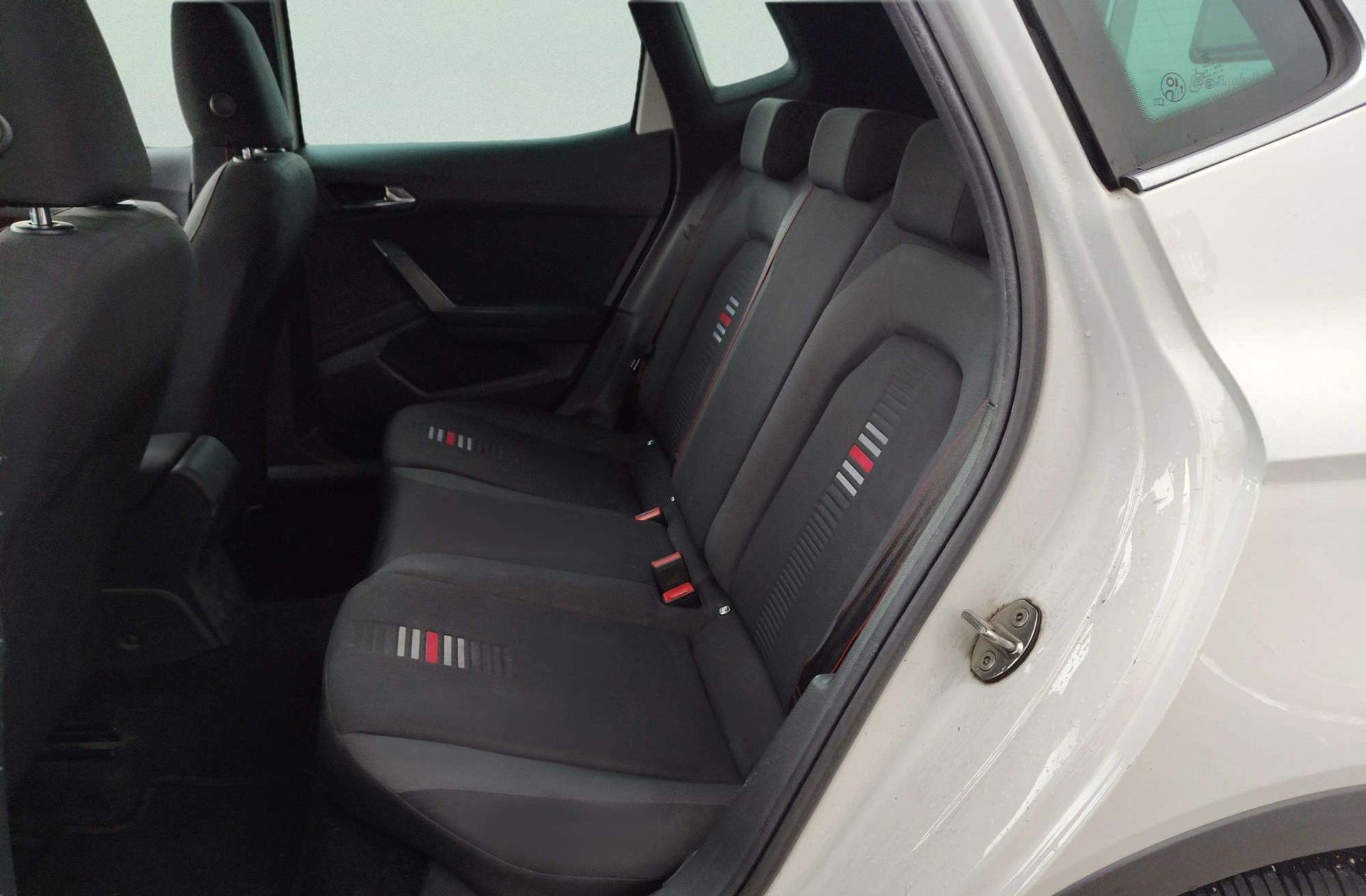 SEAT Arona 1.6 TDI Ecomotive FR - foto 19