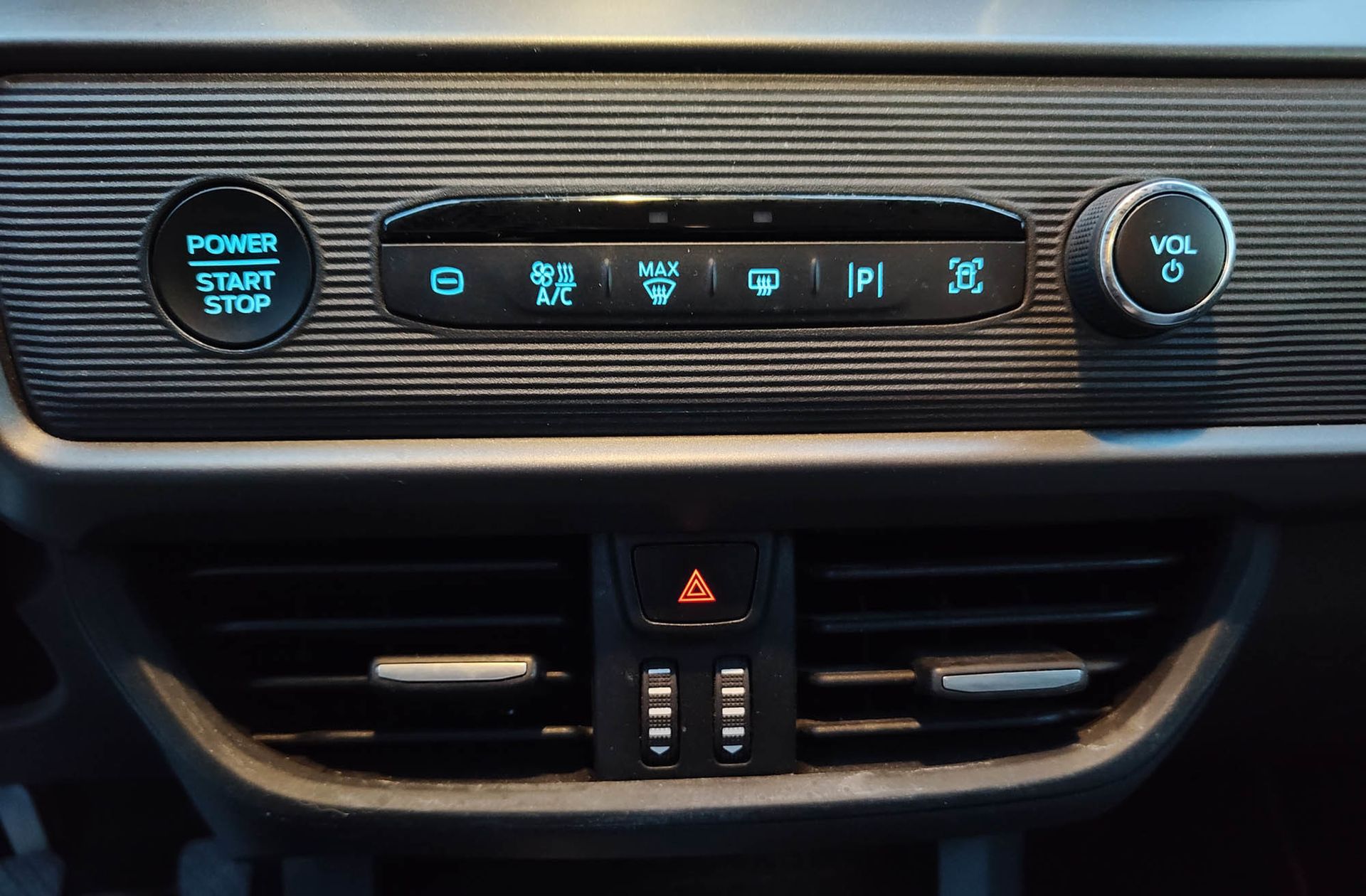 Ford Tourneo Courier 1.0 EcoBoost Titanium - foto 29