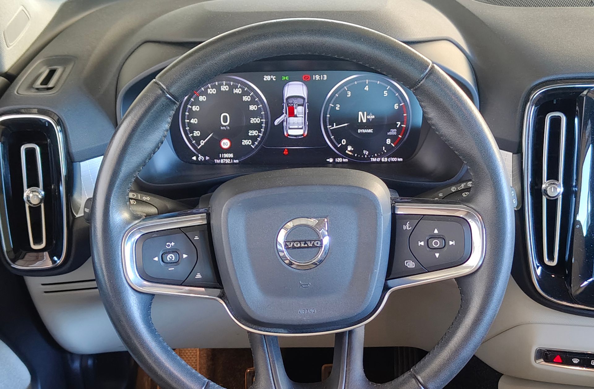 Volvo XC40 T3 Momentum - foto 24