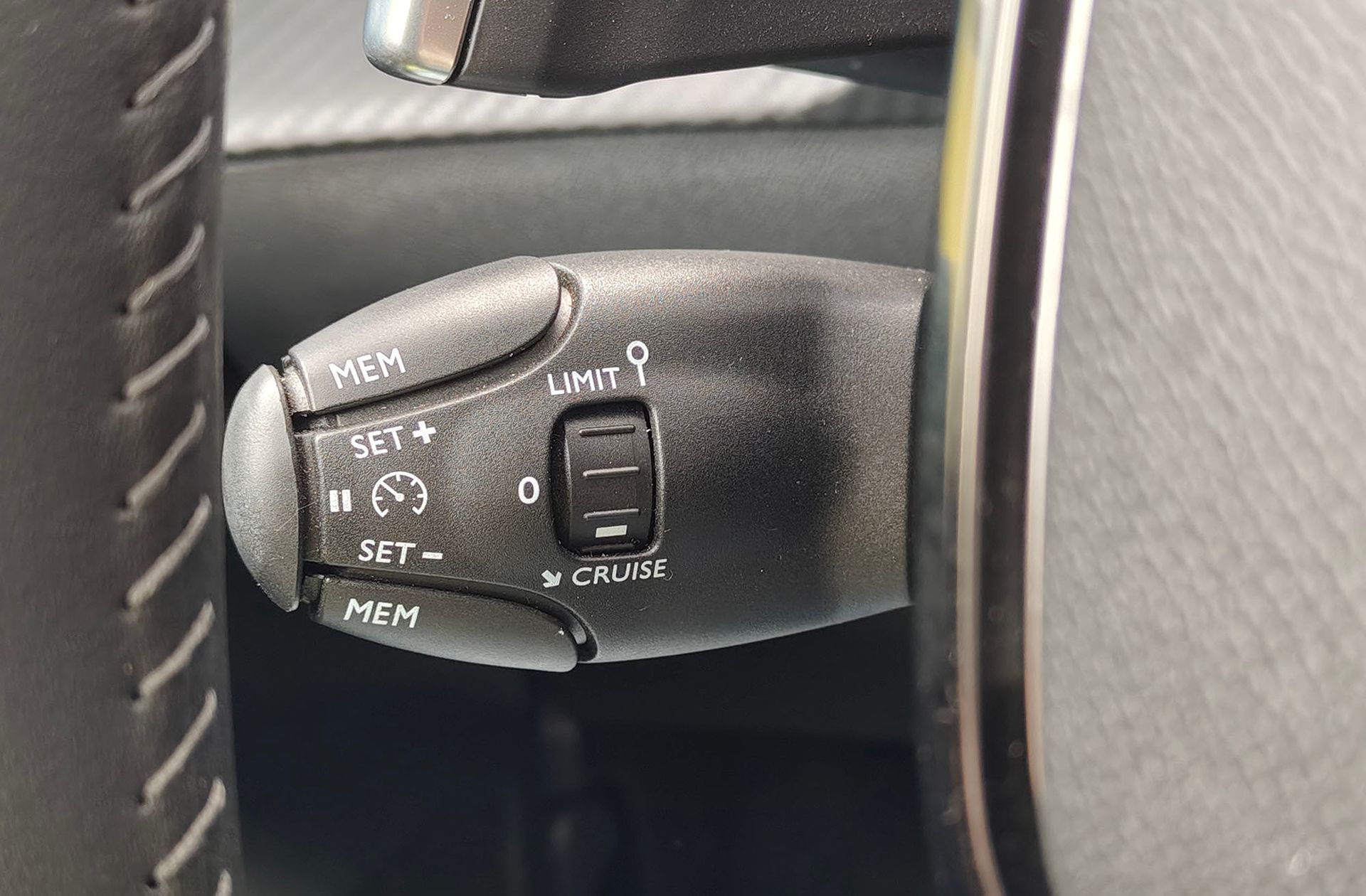 Peugeot 208 Style Hybrid 110 eDCS6 - foto 24
