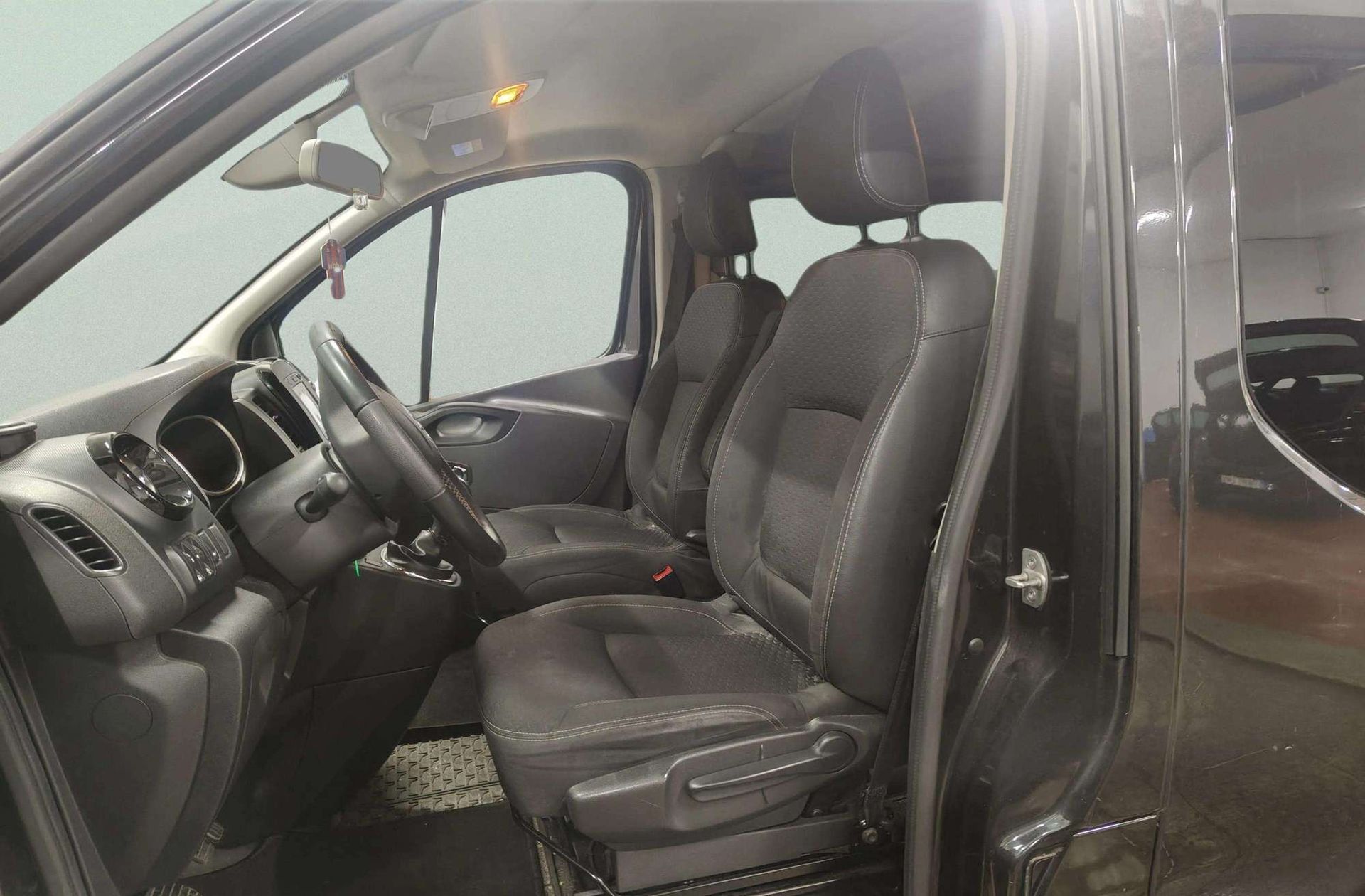 Opel Vivaro Combi 1.6 CDTI L2 2.9t Plus-6 - foto 11
