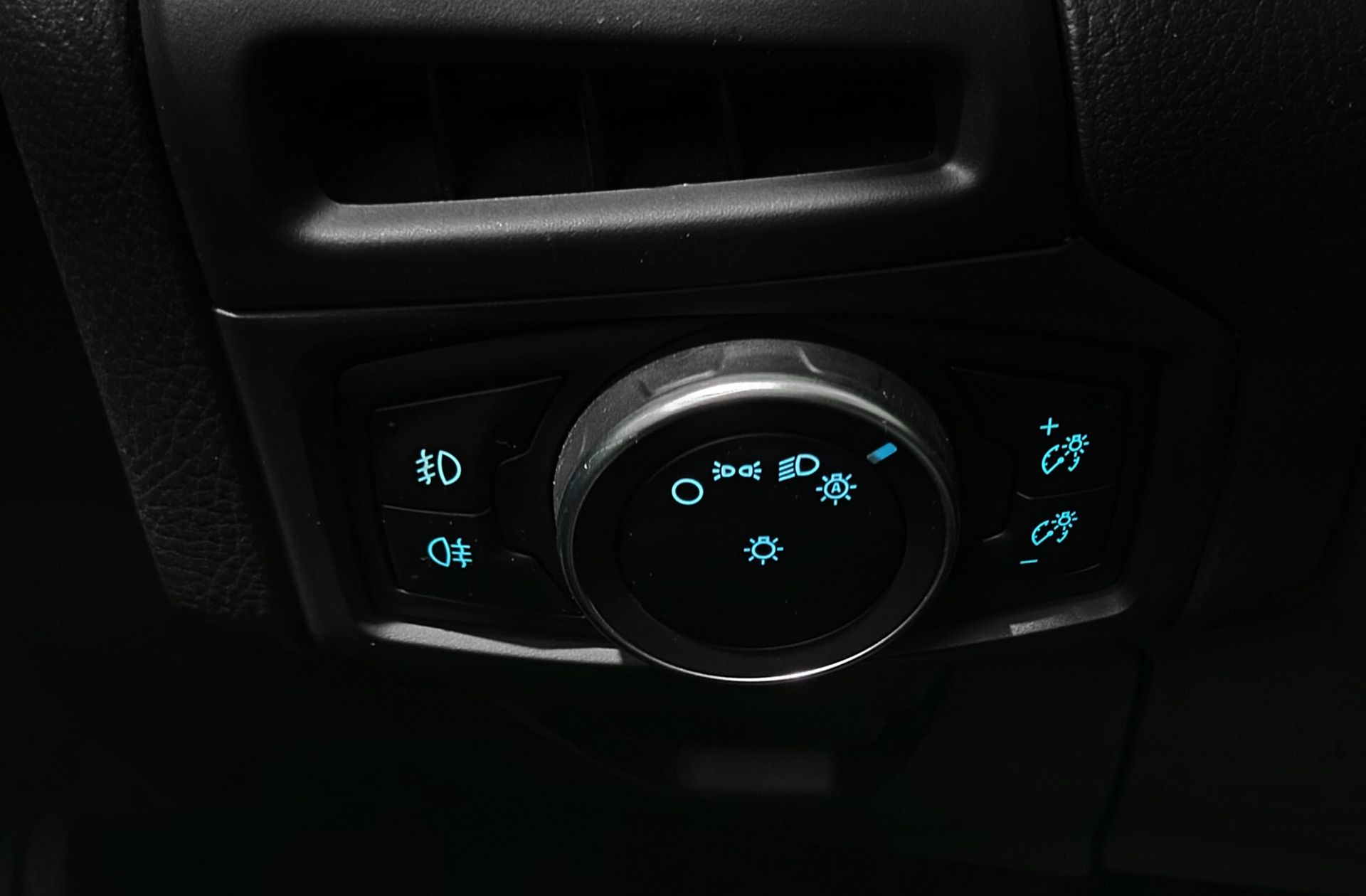 Ford Focus 1.0 EcoBoost Titanium - foto 29