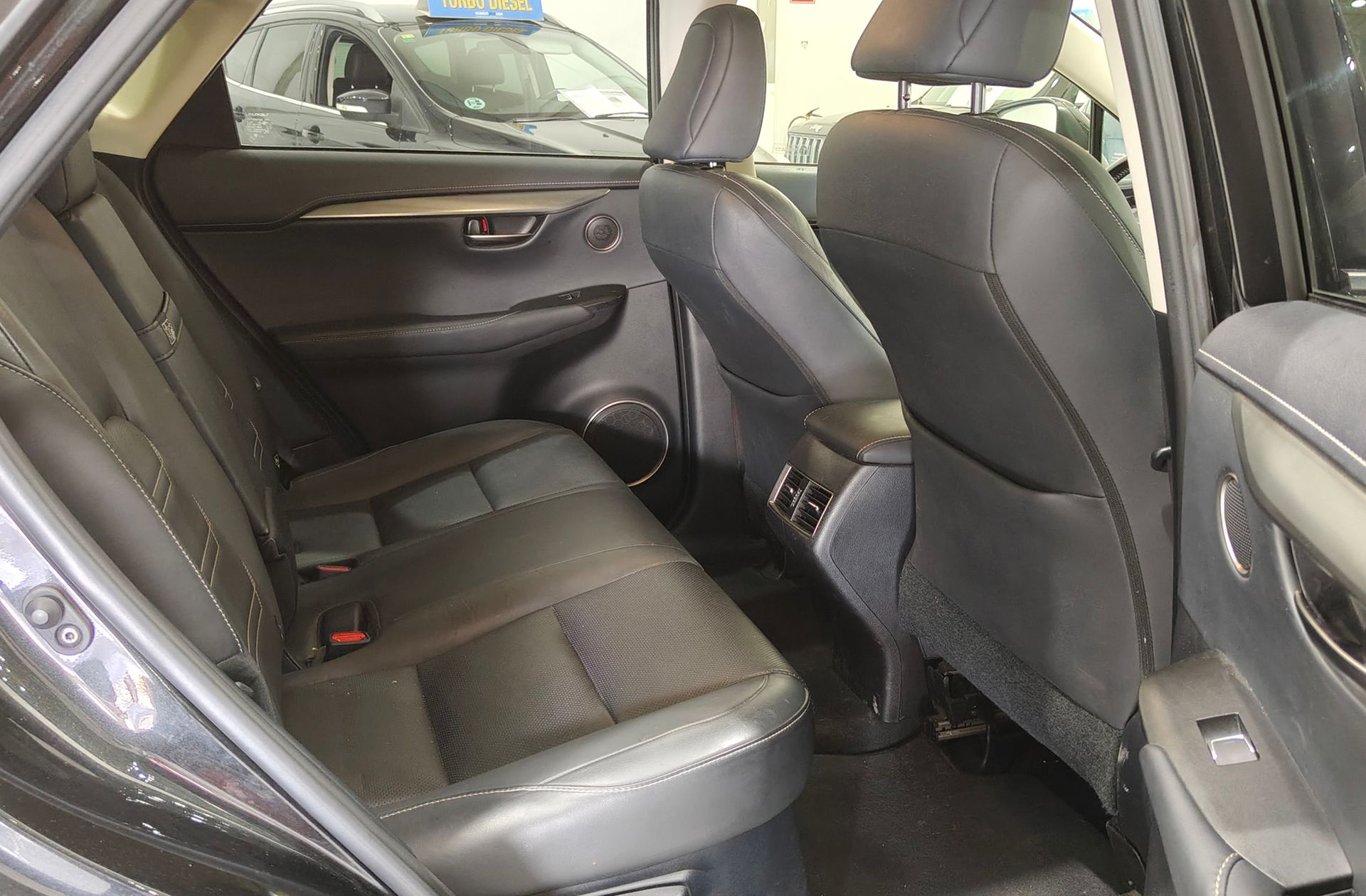 Lexus NX 300h Executive 4WD - foto 18