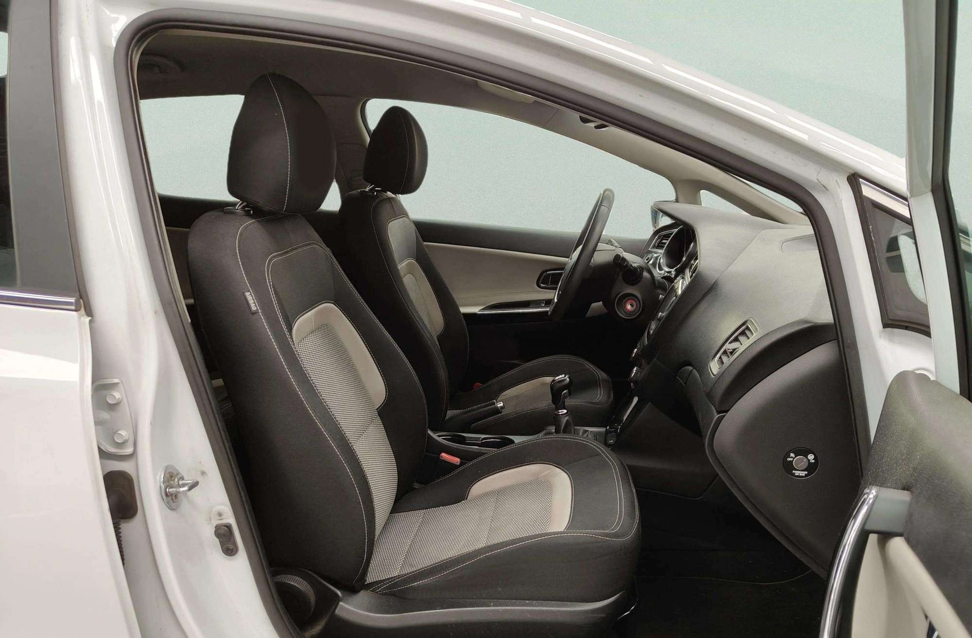 Kia Ceed 1.6 CRDi VGT x-Tech17 - foto 16