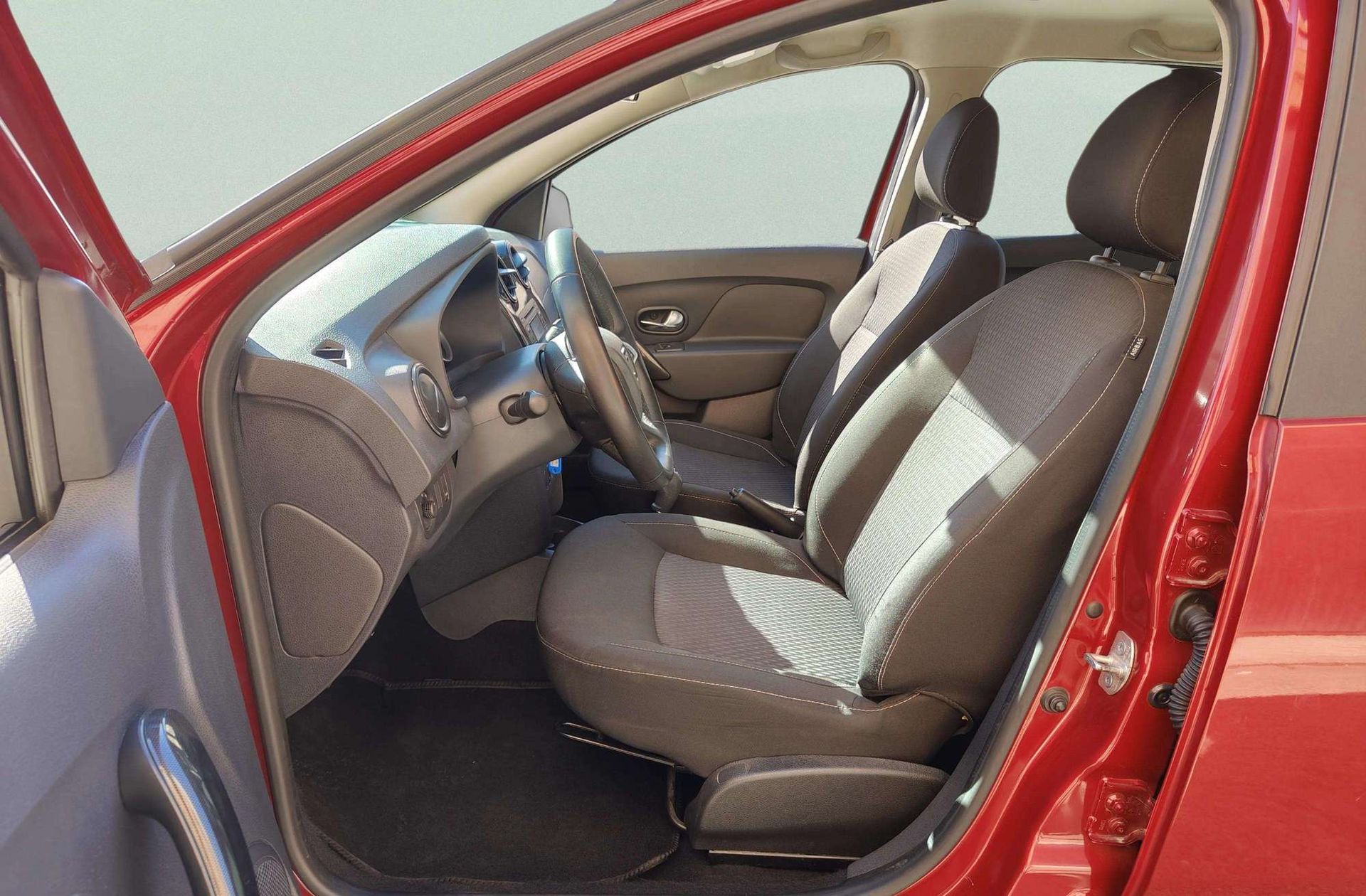 Dacia Sandero Laureate dCi - foto 11
