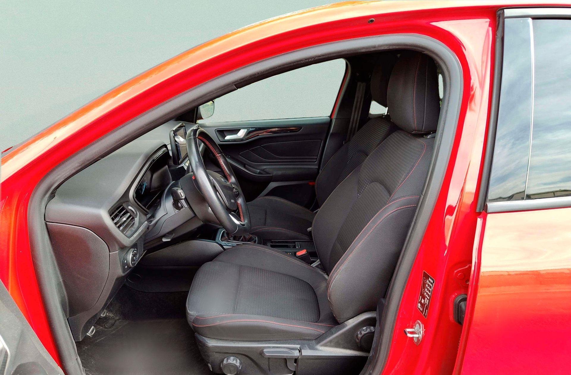 Ford Focus 1.0 EcoBoost MHEV ST-Line - foto 12