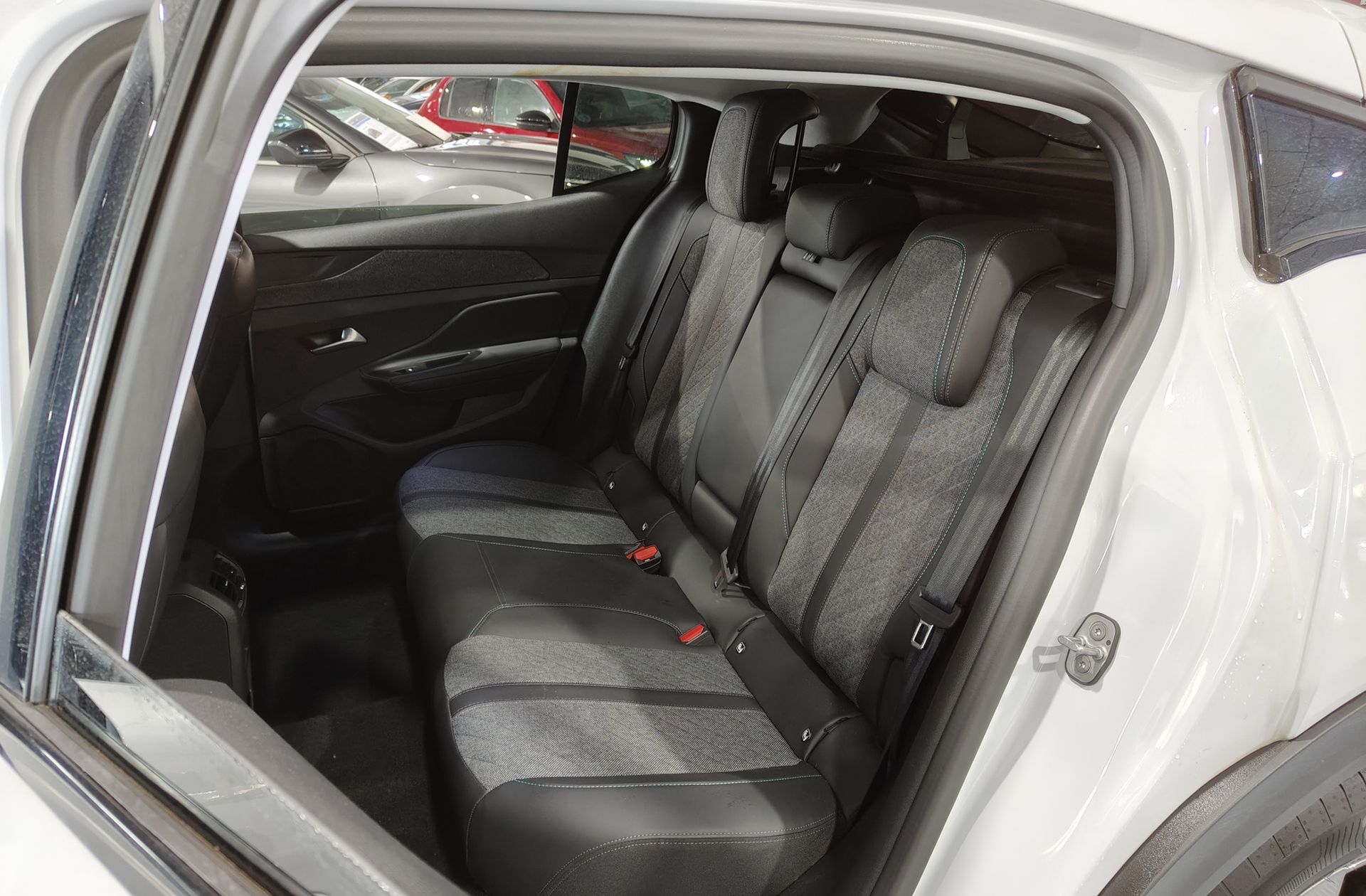 Peugeot 408 PureTech 130 Allure EAT8 - foto 11
