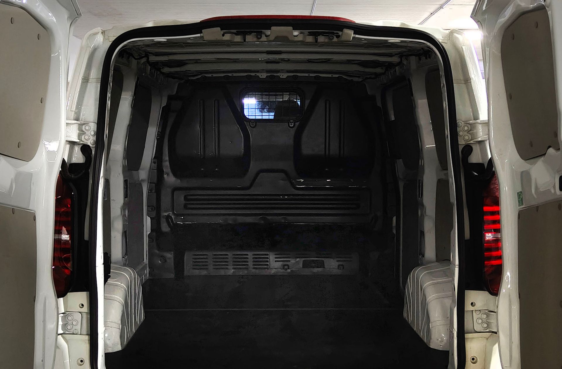 Volkswagen Transporter Furgon Batalla Corta TN 2.0 TDI - foto 16