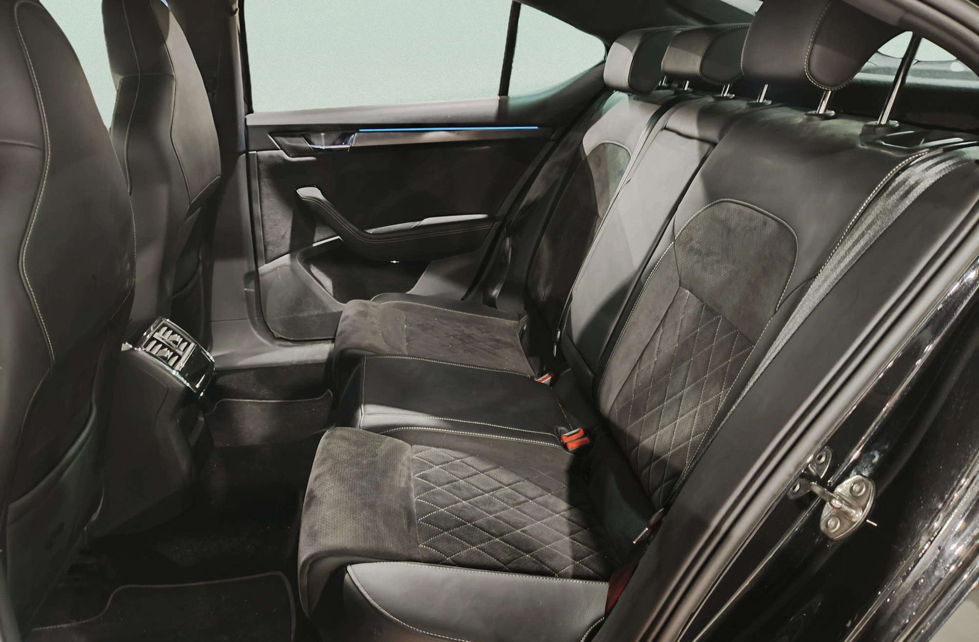 Škoda Superb 1.5 TSI Sport Line DSG - foto 18