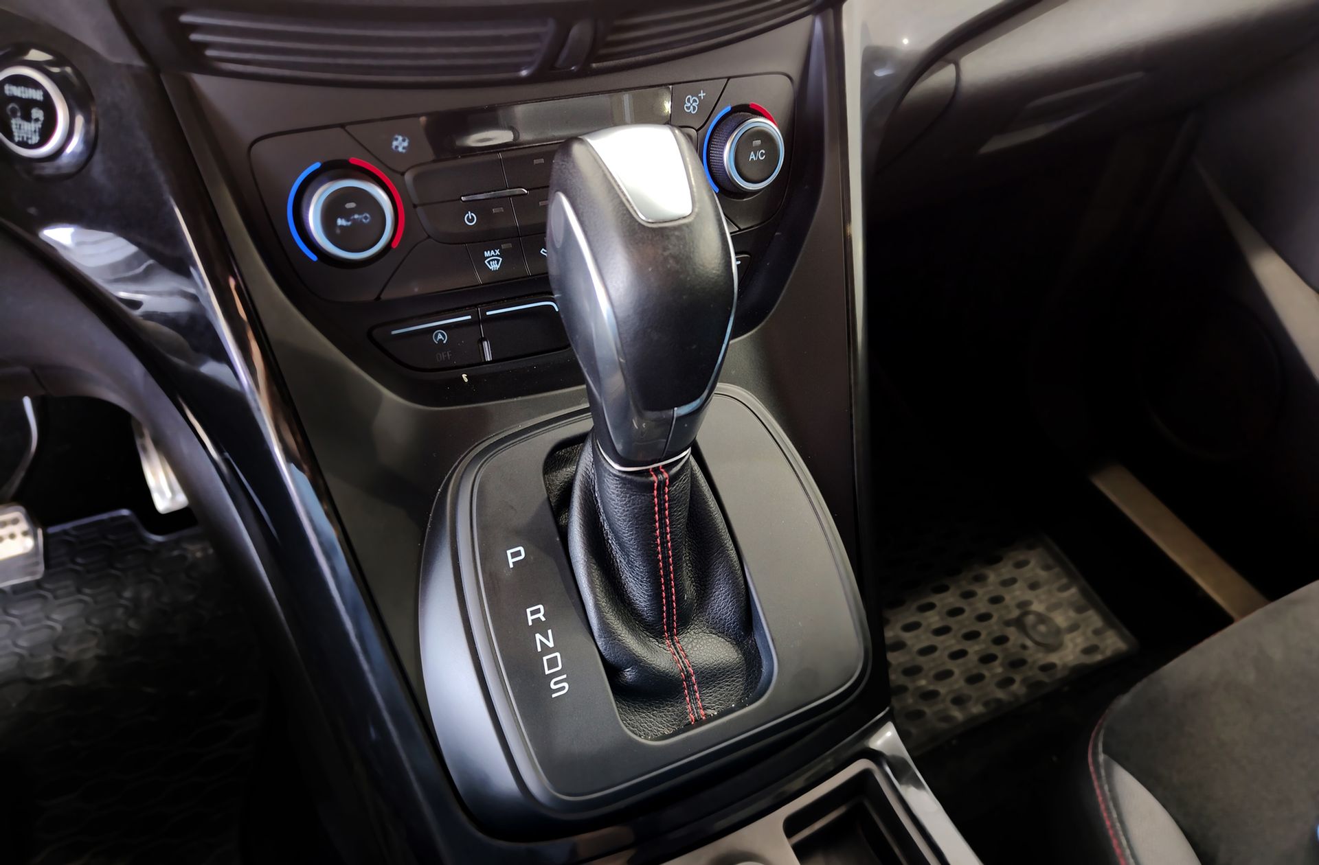 Ford Kuga 2.0 TDCi ST-Line 4x4 Powershift - foto 6