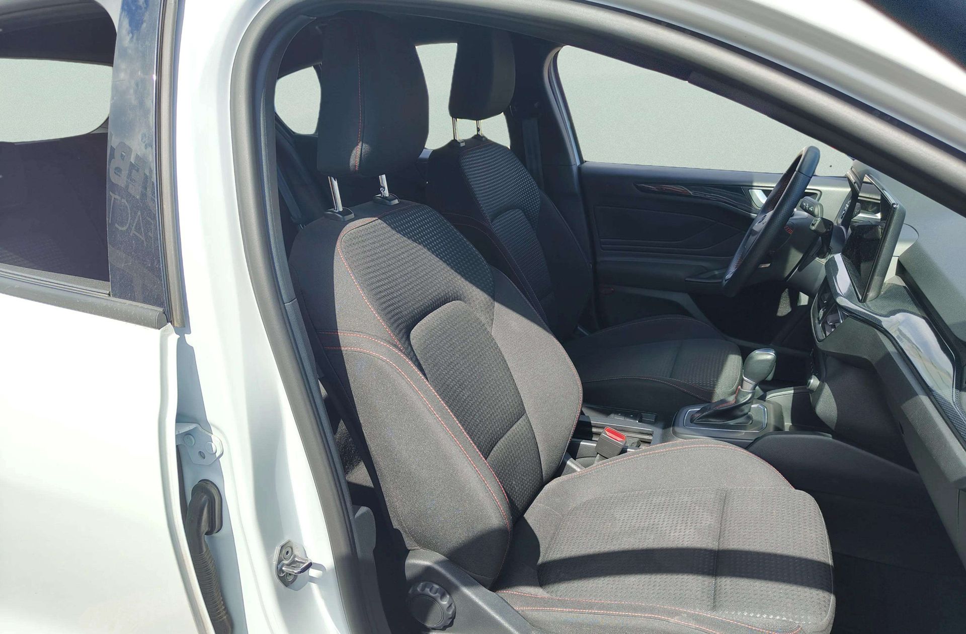 Ford Focus 1.0 EcoBoost MHEV ST-Line - foto 21