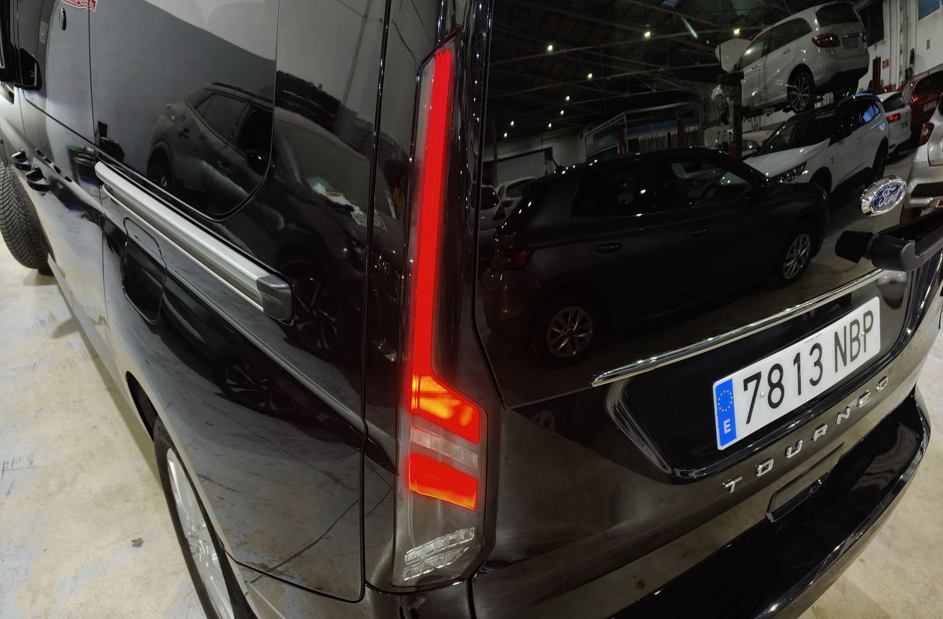 Ford Grand Tourneo Connect 2.0 EcoBlue Titanium - foto 18