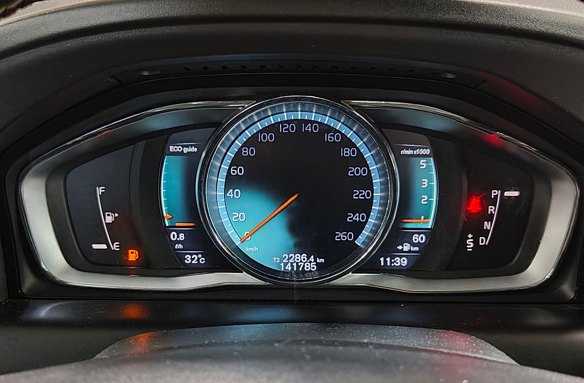 Volvo XC60 D3 R-Design Momentum - foto 23
