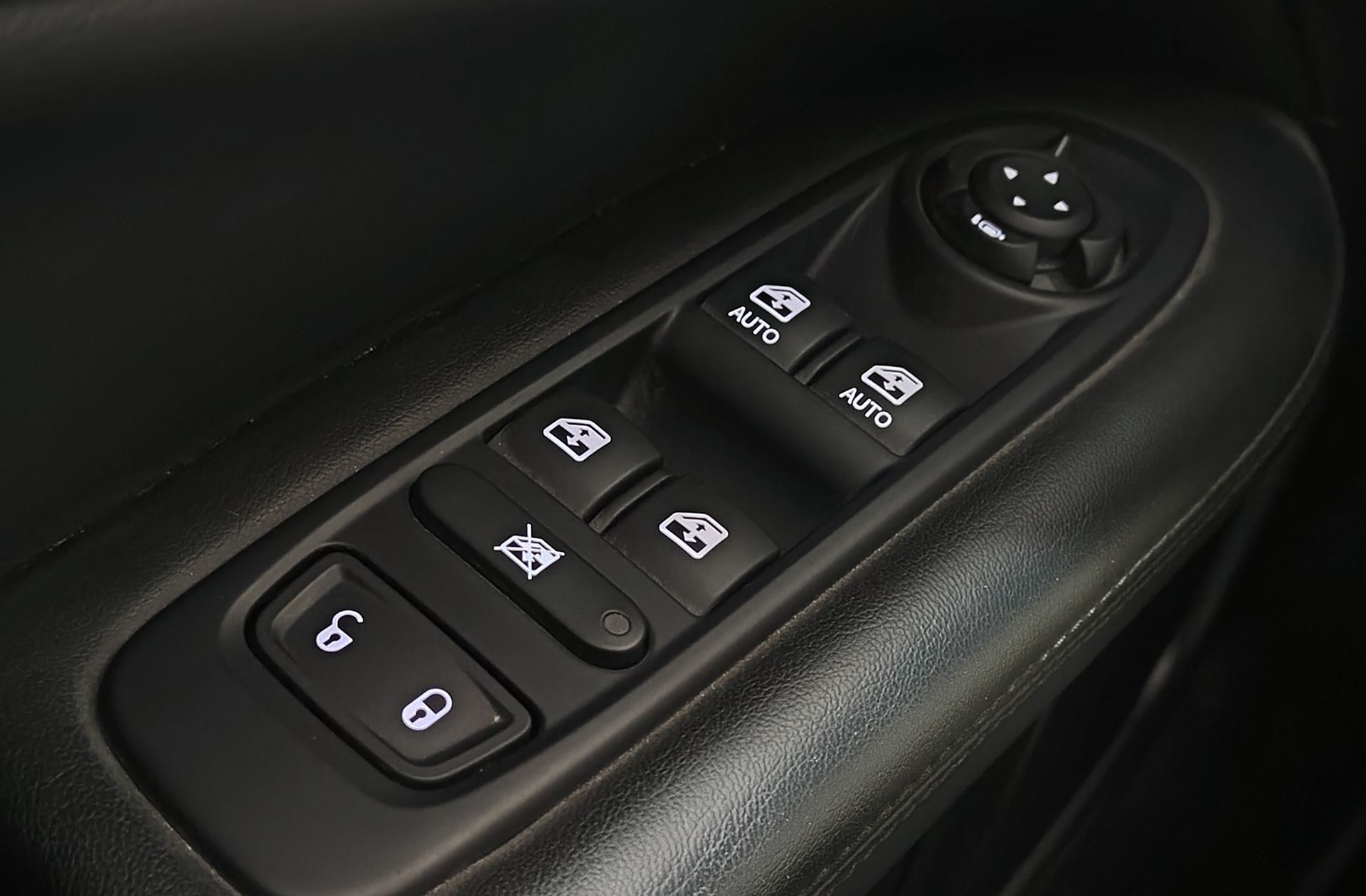 Jeep Compass 1.4 MultiAir Night Eagle 4x2 - foto 34
