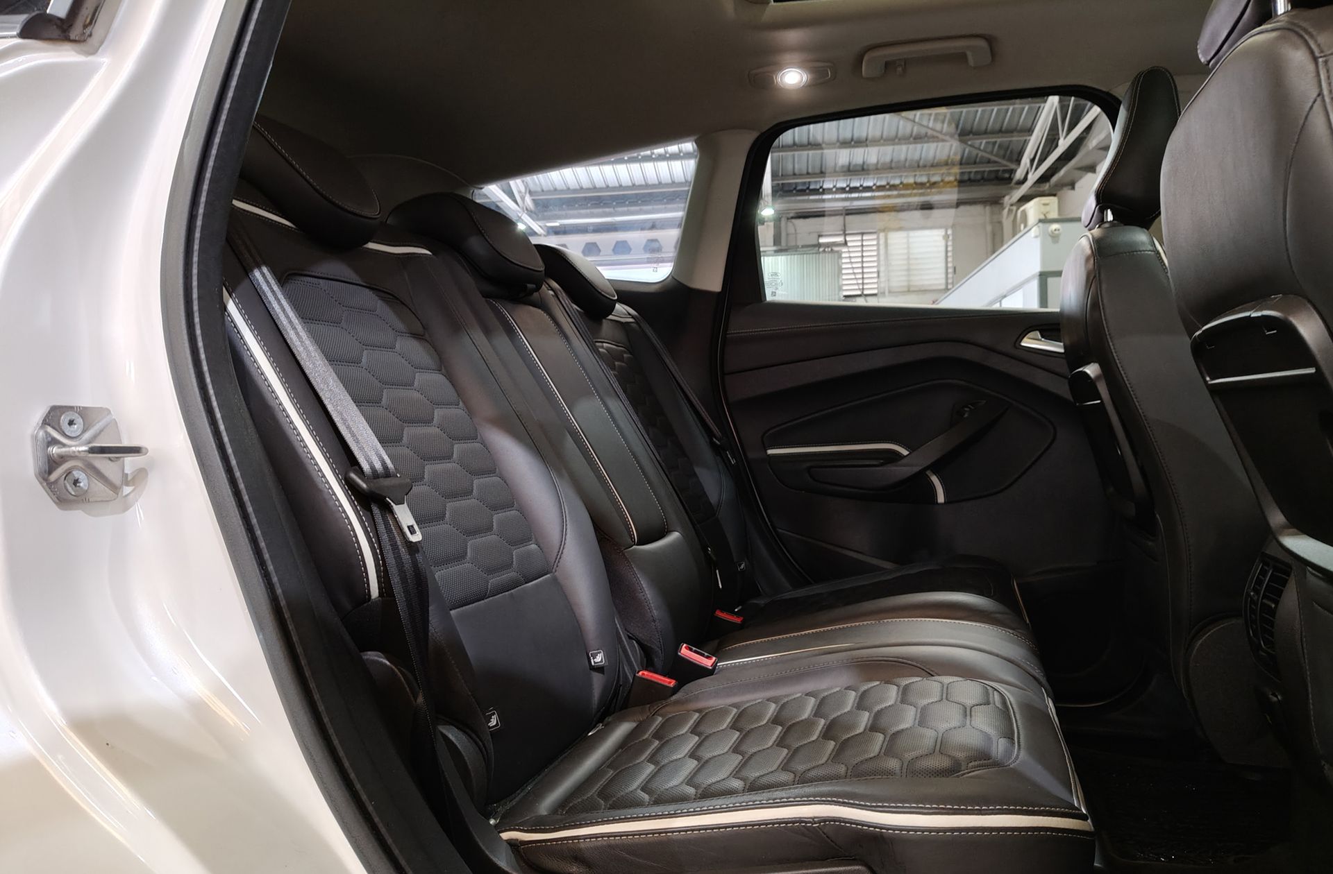 Ford Kuga 2.0 TDCi Vignale 4x4 Powershift - foto 14