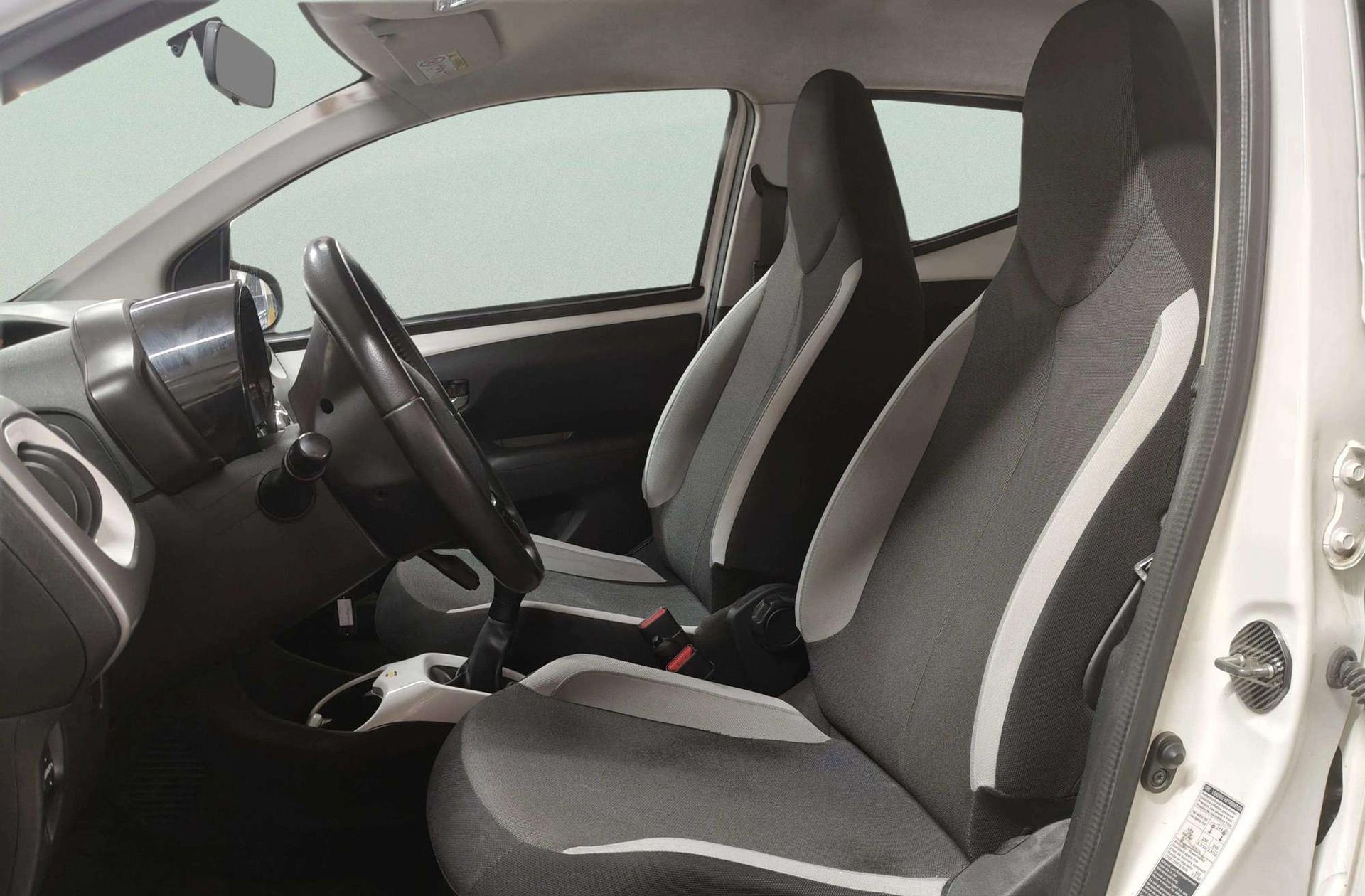 Toyota Aygo 1.0 70 x-play - foto 9